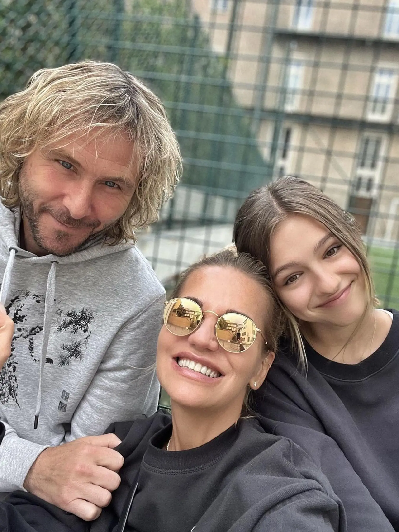 Dara so svojimi láskami, partnerom Pavlom Nedvědom a dcérou Lolou