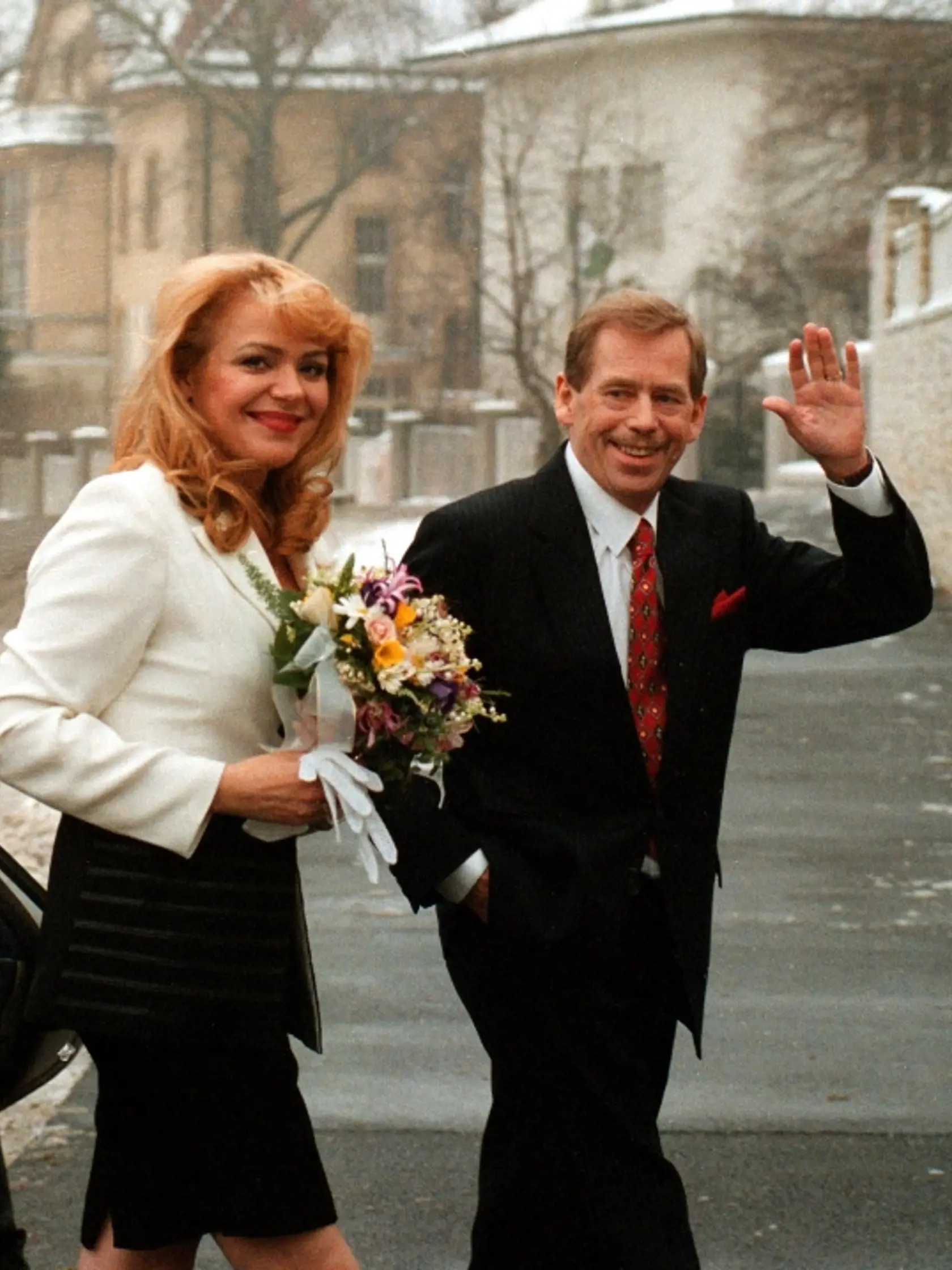 Rýchla svadba: Známy štátnik a dramatik Václav Havel sa oženil s herečkou Dášou Veškrnovou rok po smrti prvej manželky Olgy.