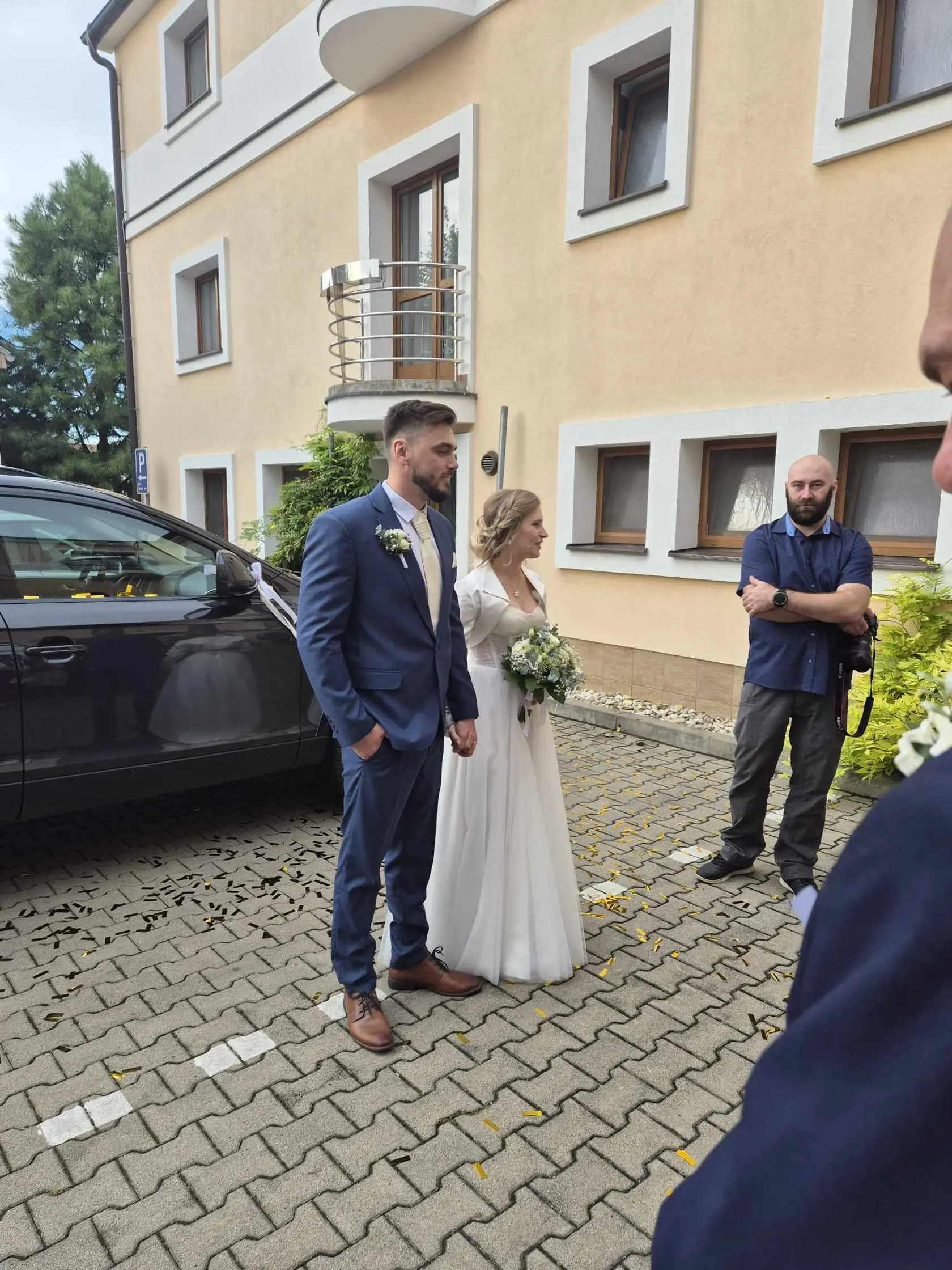 „Od 21. hodiny večer až do štvrtej rána sme stáli vonku, namiesto toho, aby sme si užívali oslavu. Prvýkrát v živote som videl, ako sa otec mojej ženy rozplakal. Jeho dcére niekto pokazil najkrajší deň v živote,” hovorí Filip.