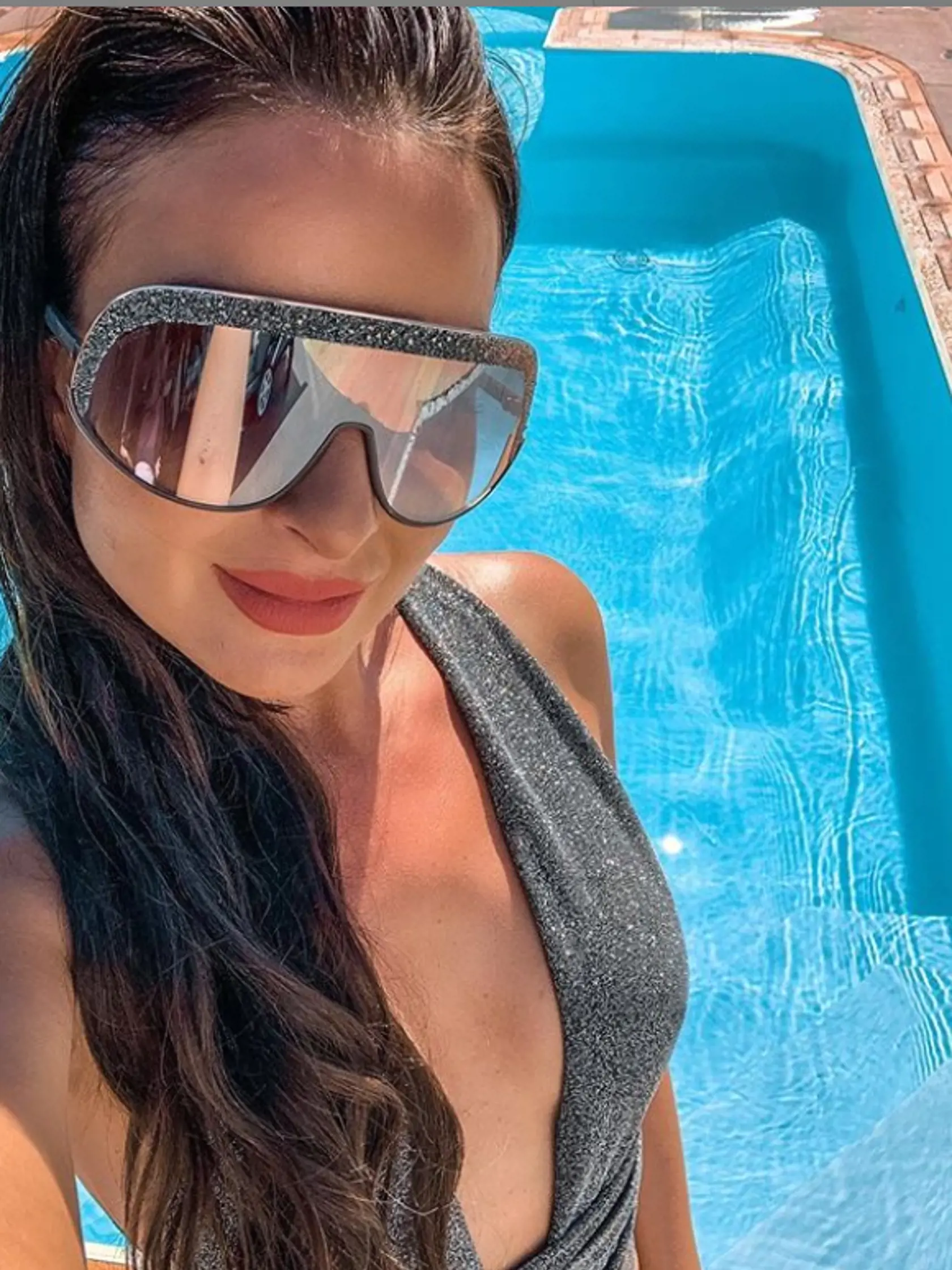 Veronika: Keď okuliare ladia s plavkami.