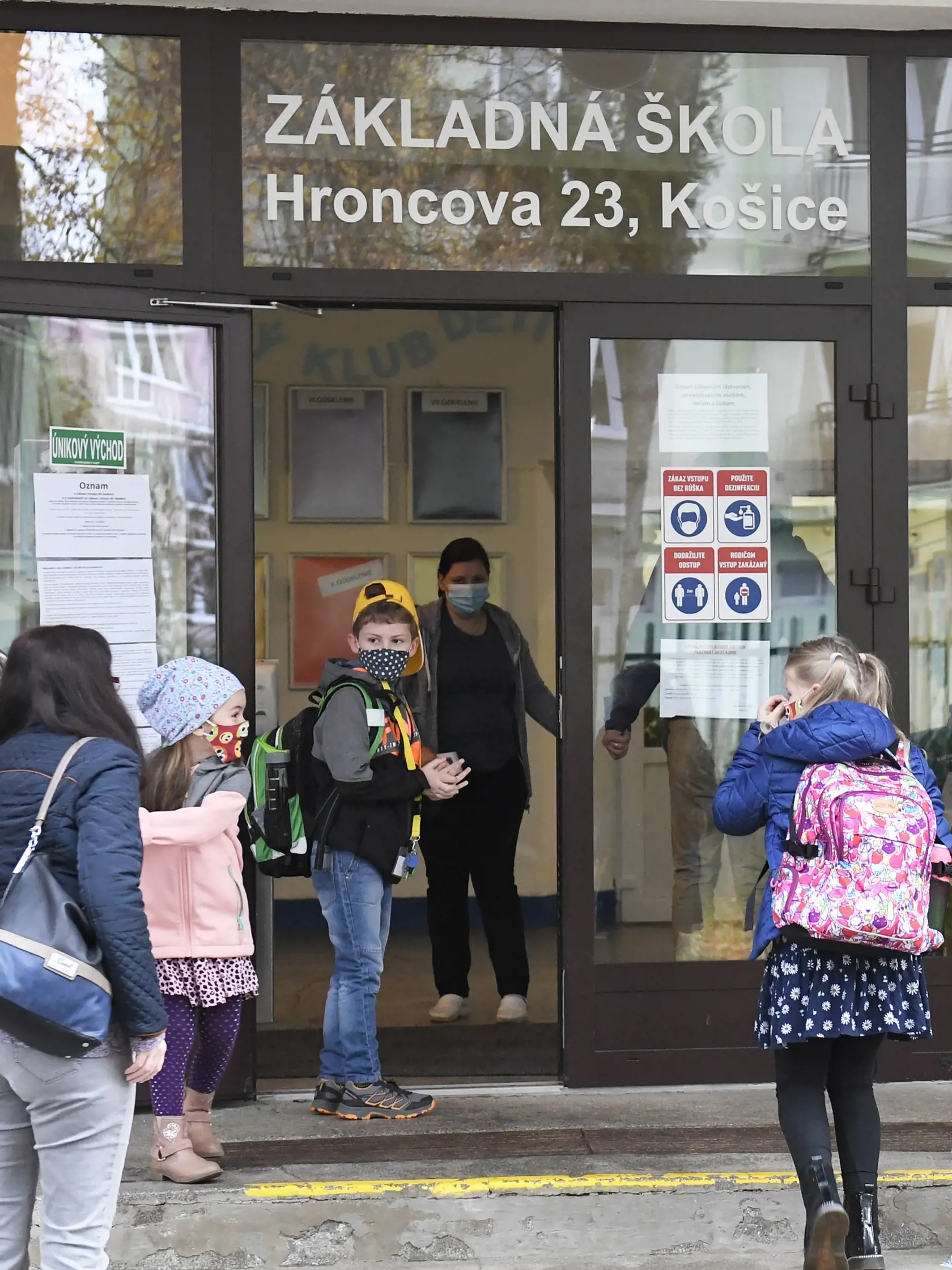 Premiér preto prišiel v stredu večer po rokovaní ústredného krízového štábu s návrhom, ako by sa deti mohli opäť posadiť do lavíc, aby to bolo bezpečné.