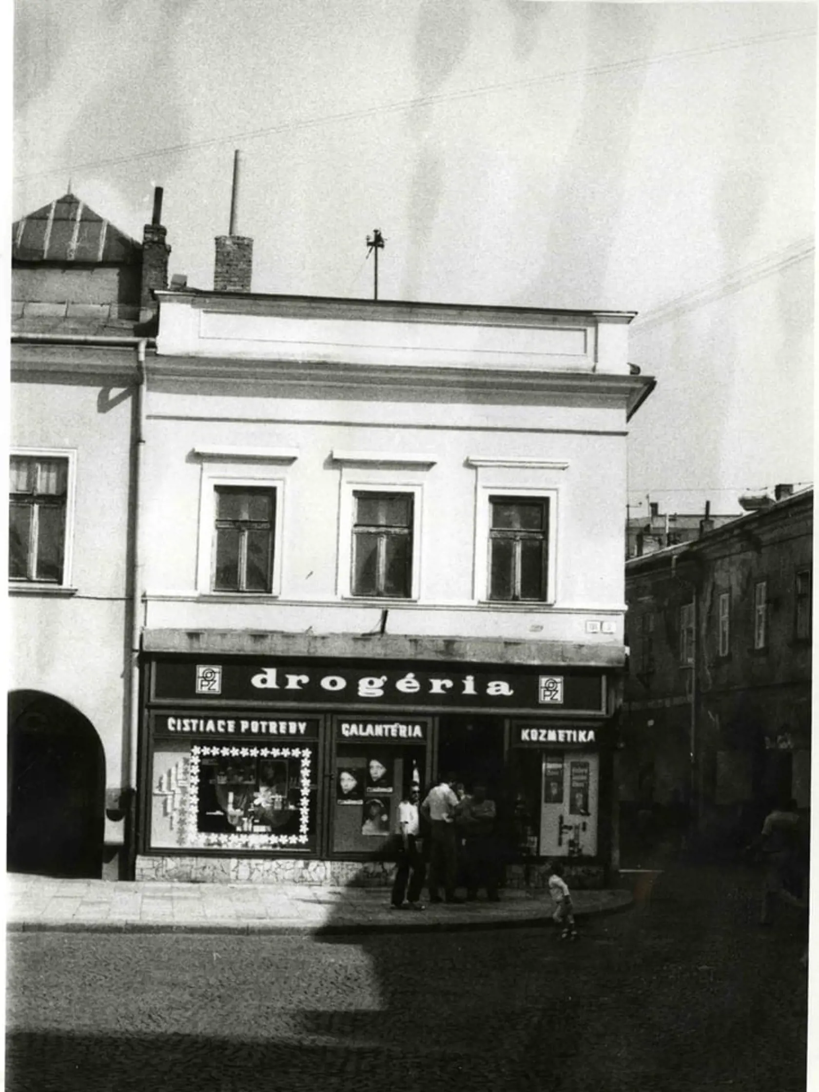Rok 1988: Známa drogéria, ktorá sídlila na mariánskom námestí. 