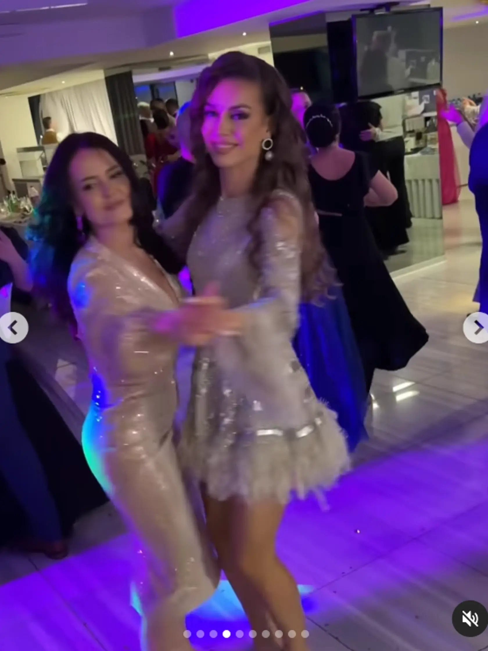 Stanka si na nedávnom plese užila ľudovú zábavu v spoločnosti maminy. Ľuďom však neušli jej ultra mini šaty. 