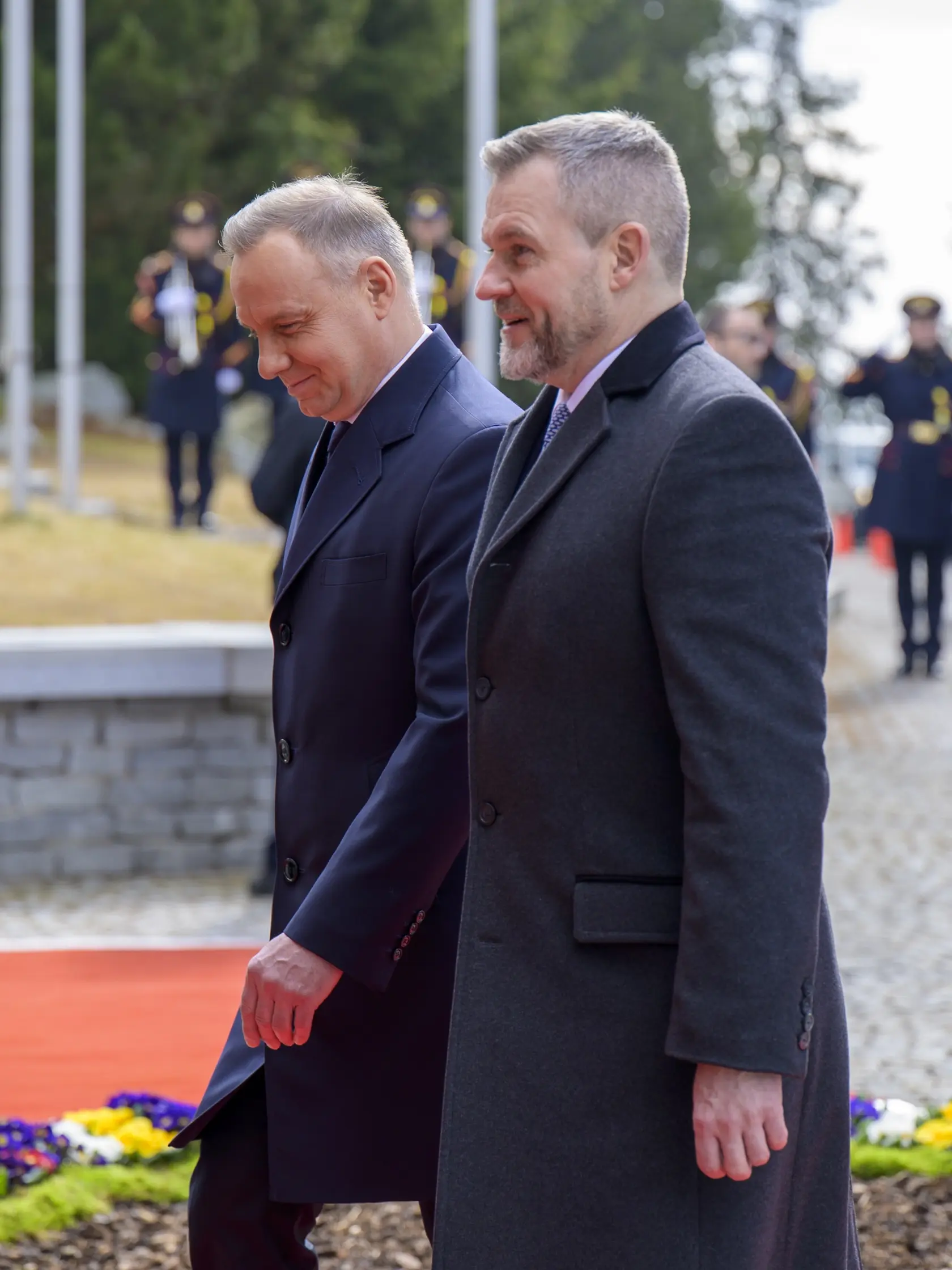 Na snímke sprava slovenský prezident Peter Pellegrini víta poľského prezidenta Andrzeja Dudu počas jeho rozlúčkovej návštevy na Slovensku na Štrbskom Plese v utorok 1. apríla 2025. FOTO TASR - Veronika Mihaliková
