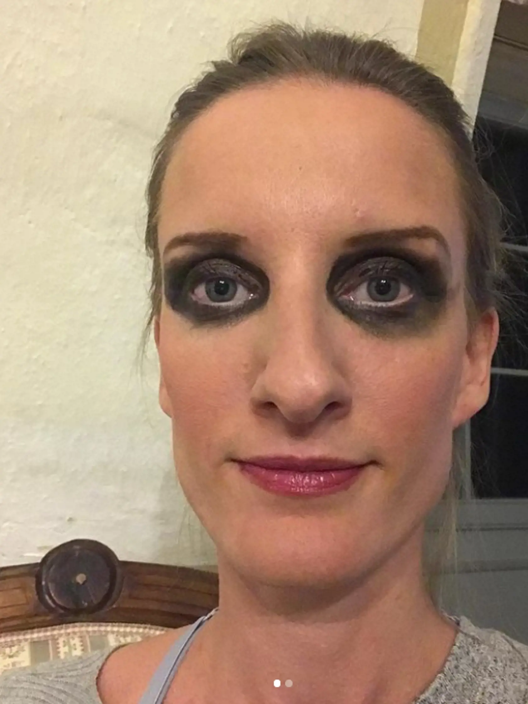 Adela objavila čaro sociálnych sietí a na fotografiách sa ukazuje aj v nie príliš lichotivých pózach.