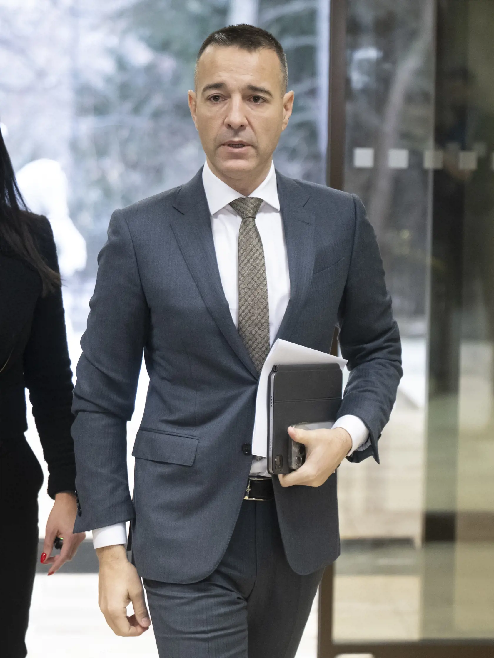 Na snímke minister školstva, výskumu, vývoja a mládeže SR Tomáš Drucker (Hlas-SD) prichádza na 69. schôdzu vlády SR v stredu 22. januára 2025 v Bratislave. FOTO TASR - Martin Baumann