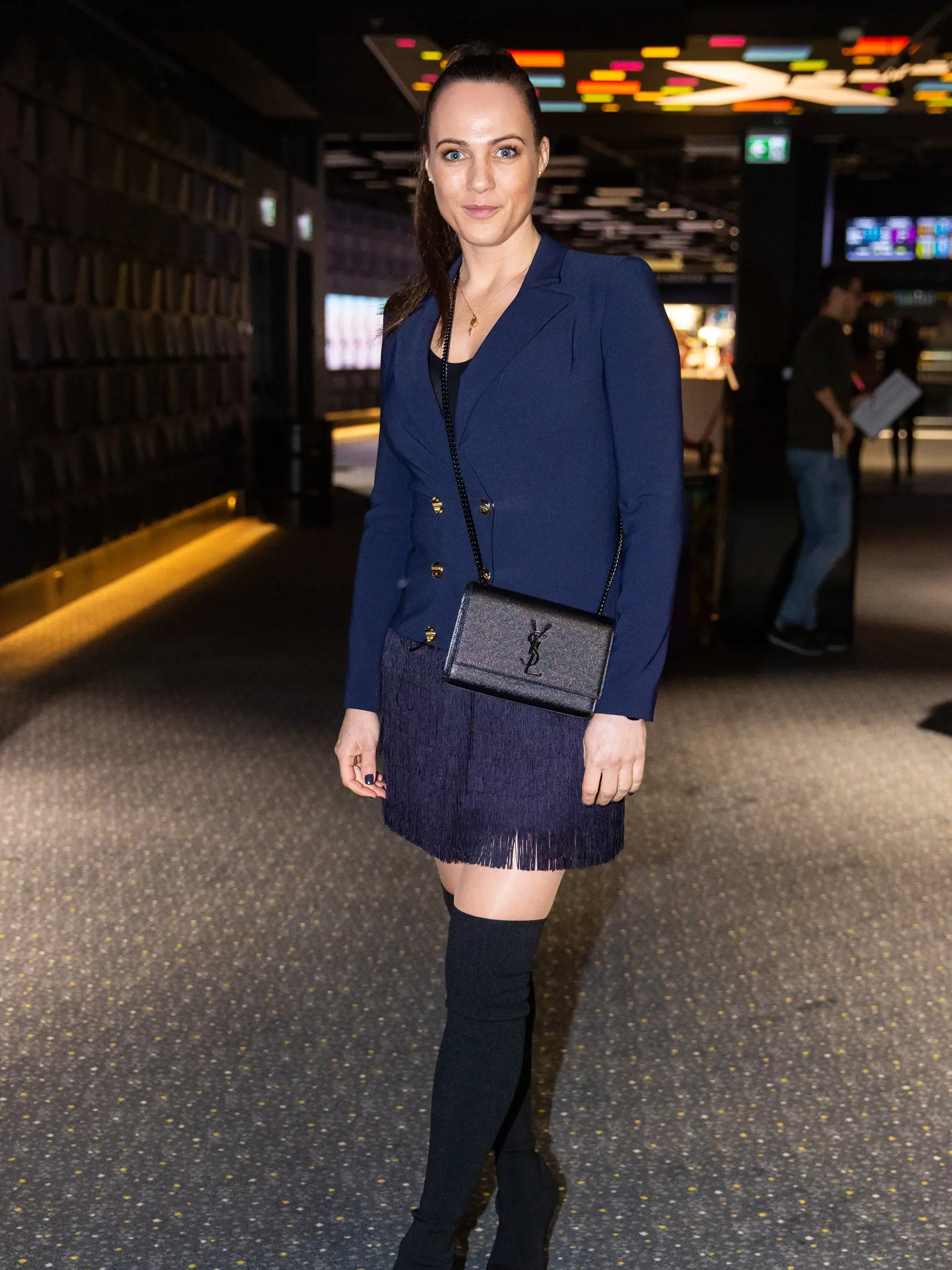 Moderátorka Adriana Poláková prichádza na premiéru filmu do jedného z bratislavských kín.