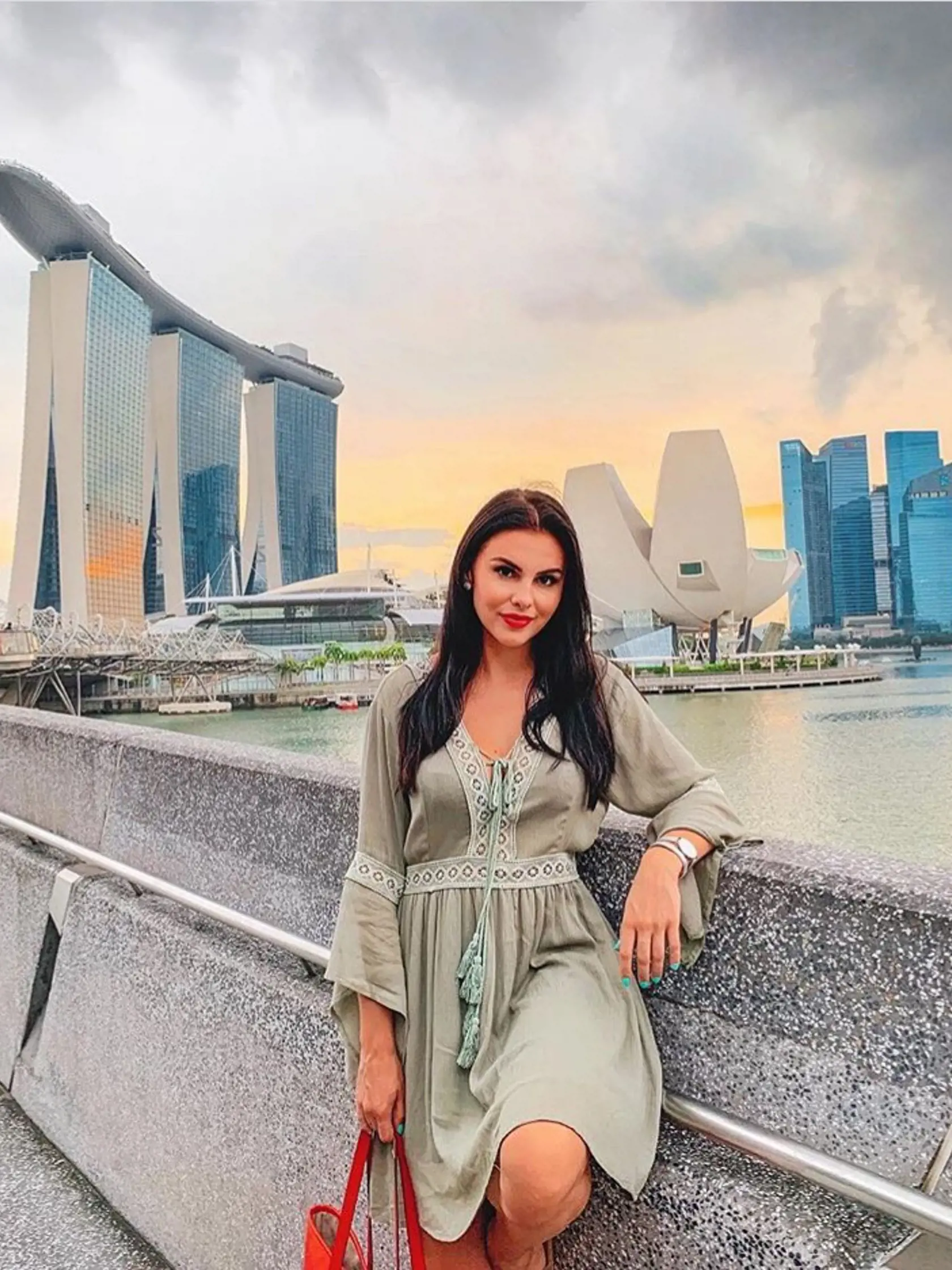 Krásna tmavovláska už navštívila Singapur, Thajsko či grécky ostrov Mykonos.