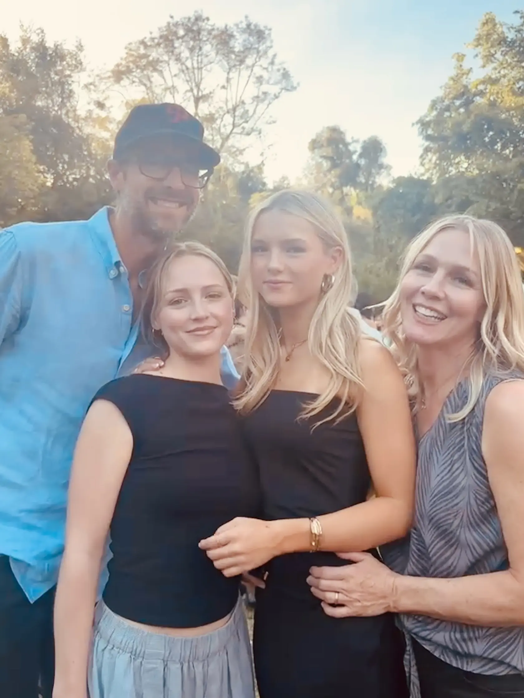 Jennie Garth s manželom a jej dvoma dcérami, Lolou a Fionou.