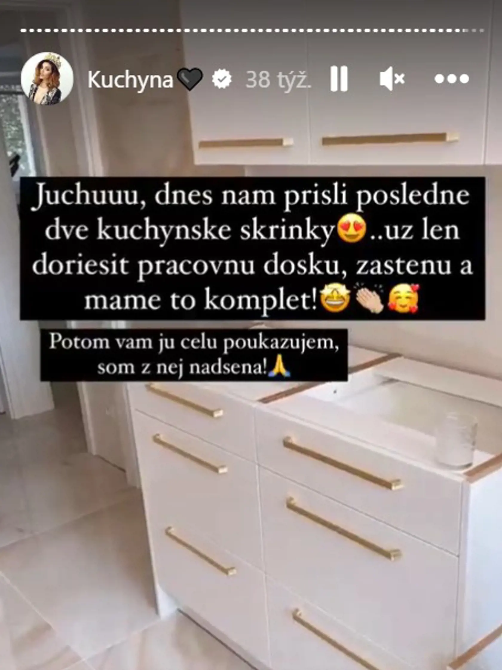 S výsledkom je nadmieru spokojná. Veľa úložného priestoru, praktické skrinky - veru táto kuchyňa sa podarila.