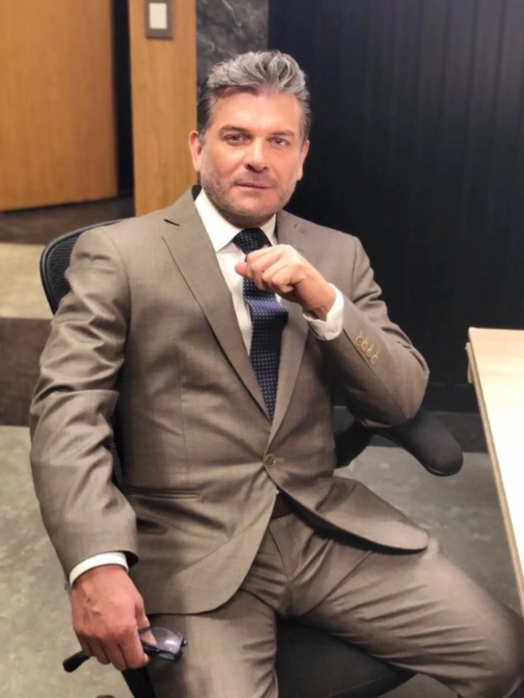 Diego Sánchez Serrano z Keď budeš moja: Sergio Basañez. Osudy krásnej zberačky kávy Palomy a bohatého dediča Diega pozná azda úplne každý. Vďaka tomuto zvláštnemu páru sa telenovela Keď budeš moja u nás stala obrovským hitom. Diega síce Paloma a všetky diváčky s ňou milovali, no herec by im to veru nebol schopný vrátiť. Ešteže vie tak dobre hrať. Sergio totiž otvorene priznal, že je homosexuál. Ak by to ale ženy nevedeli, rozhodne by sa za týmto šarmantným hercom aj otočili.