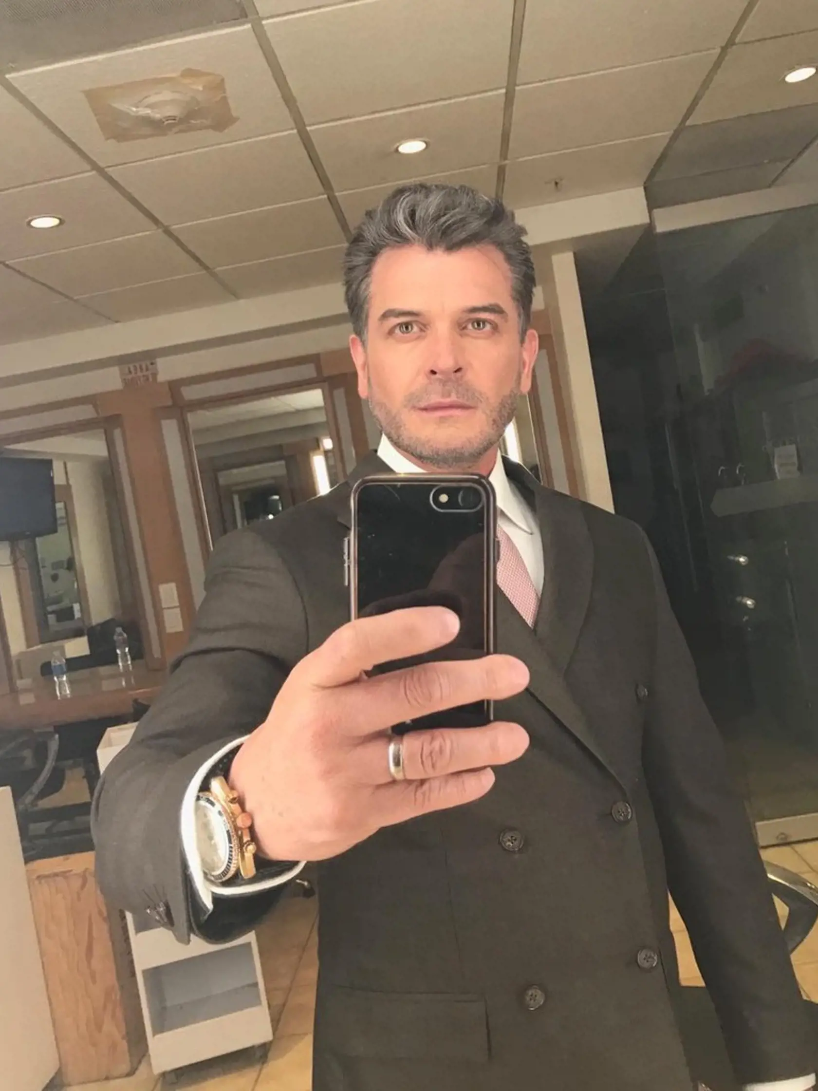 Diego Sánchez Serrano z Keď budeš moja: Sergio Basañez. Osudy krásnej zberačky kávy Palomy a bohatého dediča Diega pozná azda úplne každý. Vďaka tomuto zvláštnemu páru sa telenovela Keď budeš moja u nás stala obrovským hitom. Diega síce Paloma a všetky diváčky s ňou milovali, no herec by im to veru nebol schopný vrátiť. Ešteže vie tak dobre hrať. Sergio totiž otvorene priznal, že je homosexuál. Ak by to ale ženy nevedeli, rozhodne by sa za týmto šarmantným hercom aj otočili.