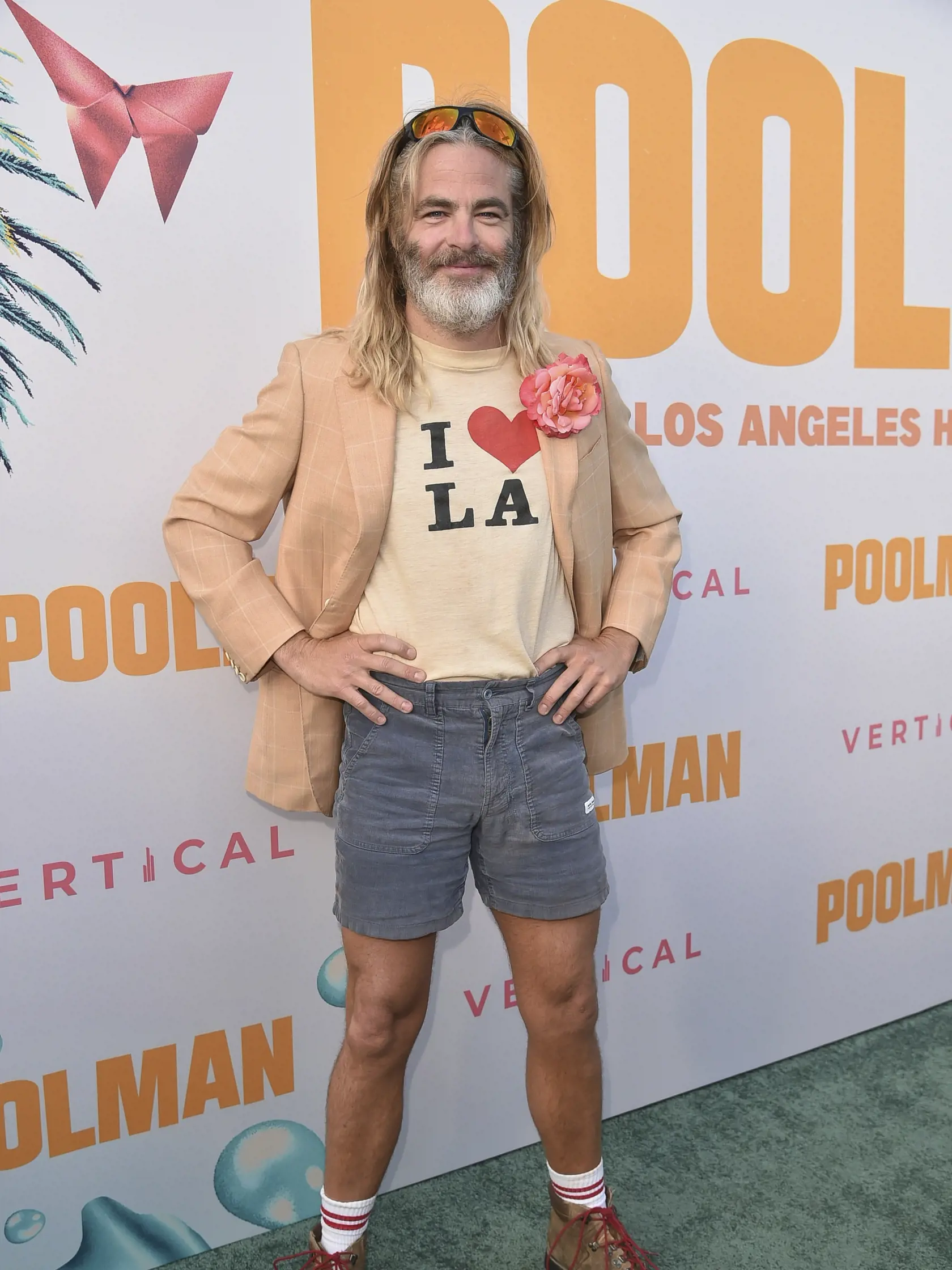 Na snímke americký herec Chris Pine (vo filme Darren Barrenman)  prichádza na premiéru amerického komediálneho mysteriózneho filmu Poolman v divadle Vista v Los Angeles v noci na štvrtok 25. apríla 2024. FOTO TASR/AP