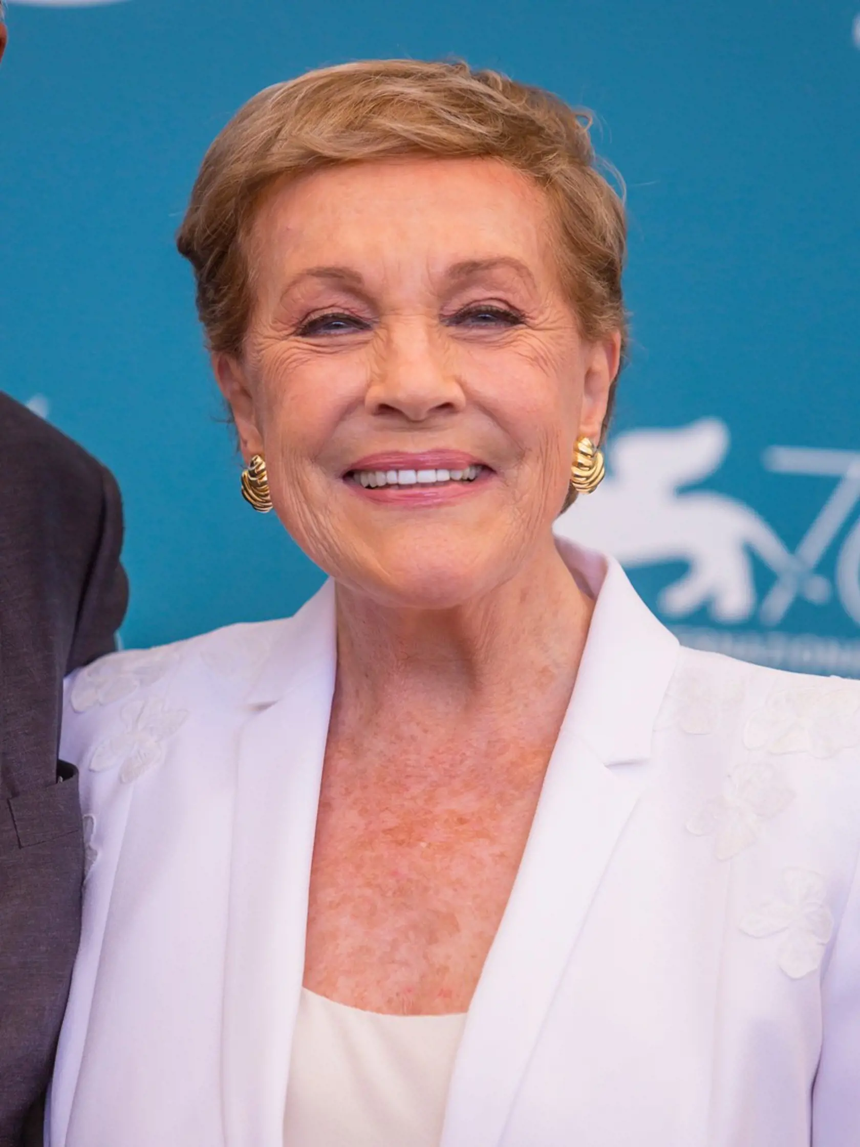 Julie Andrews (84) bola dvakrát vydatá. Prvý manžel bol dizajnér Tony Walton (1959-1967), s ktorým má dcéru Emmu Catherine. Druhý režisér Blake Edwards, za ktorého sa vydala v roku 1969, priniesol do manželstva syna a dcéru, neskôr si adoptovali dve vietnamské dievčatá. Žili spolu až do jeho smrti v roku 2010. Takto vyzerala na festivale v Benátkach roku 2019.