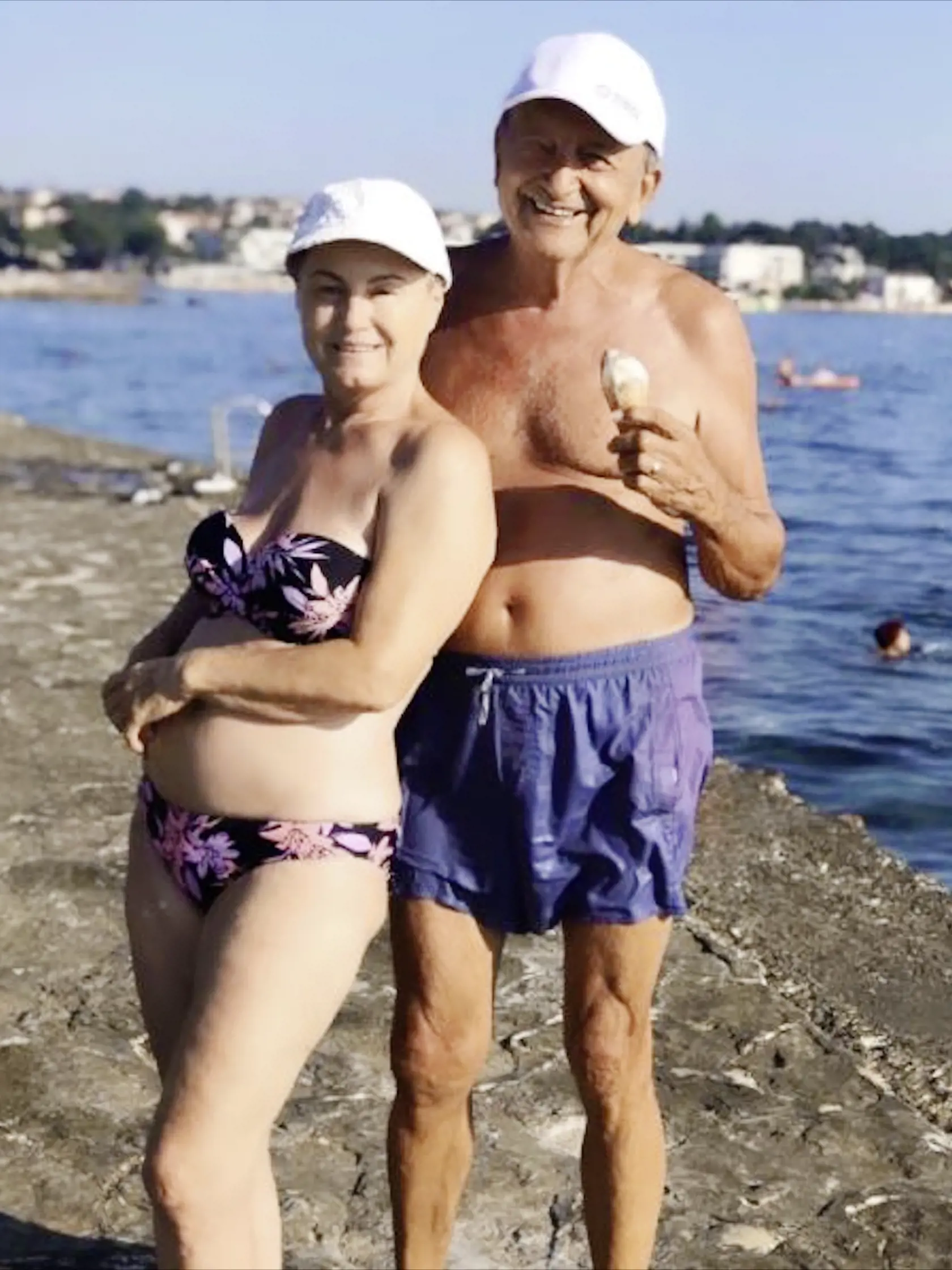Vďaka rodičom sa dnes vie Zlatica obracať v záhrade.
