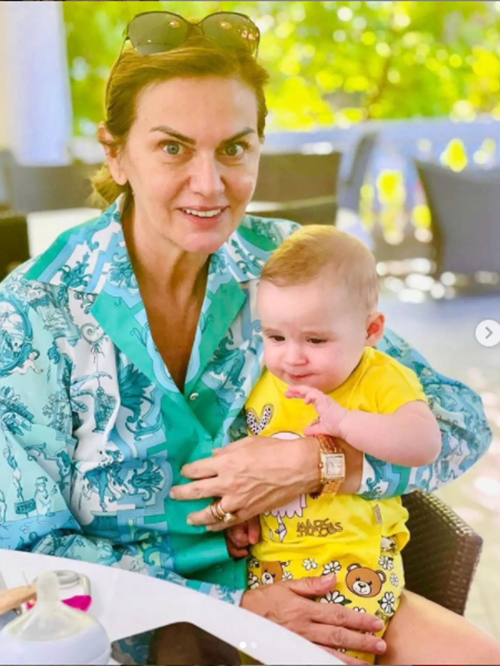 "#ahojte #mama s tatom chceli raňajkovať, lebo ja som už od 6 hore a mami sa so mnou bola prejsť k moru, no a potom už boli hladní, tak som si dala aj ja zo všetkého trochu a tak ma to zmohlo, tak ma maminka uložila trošku si schrupnúť pred kúpaníčkom #a takto nám tu je fajn" napísala na sociálnej siete Monika Beňová.