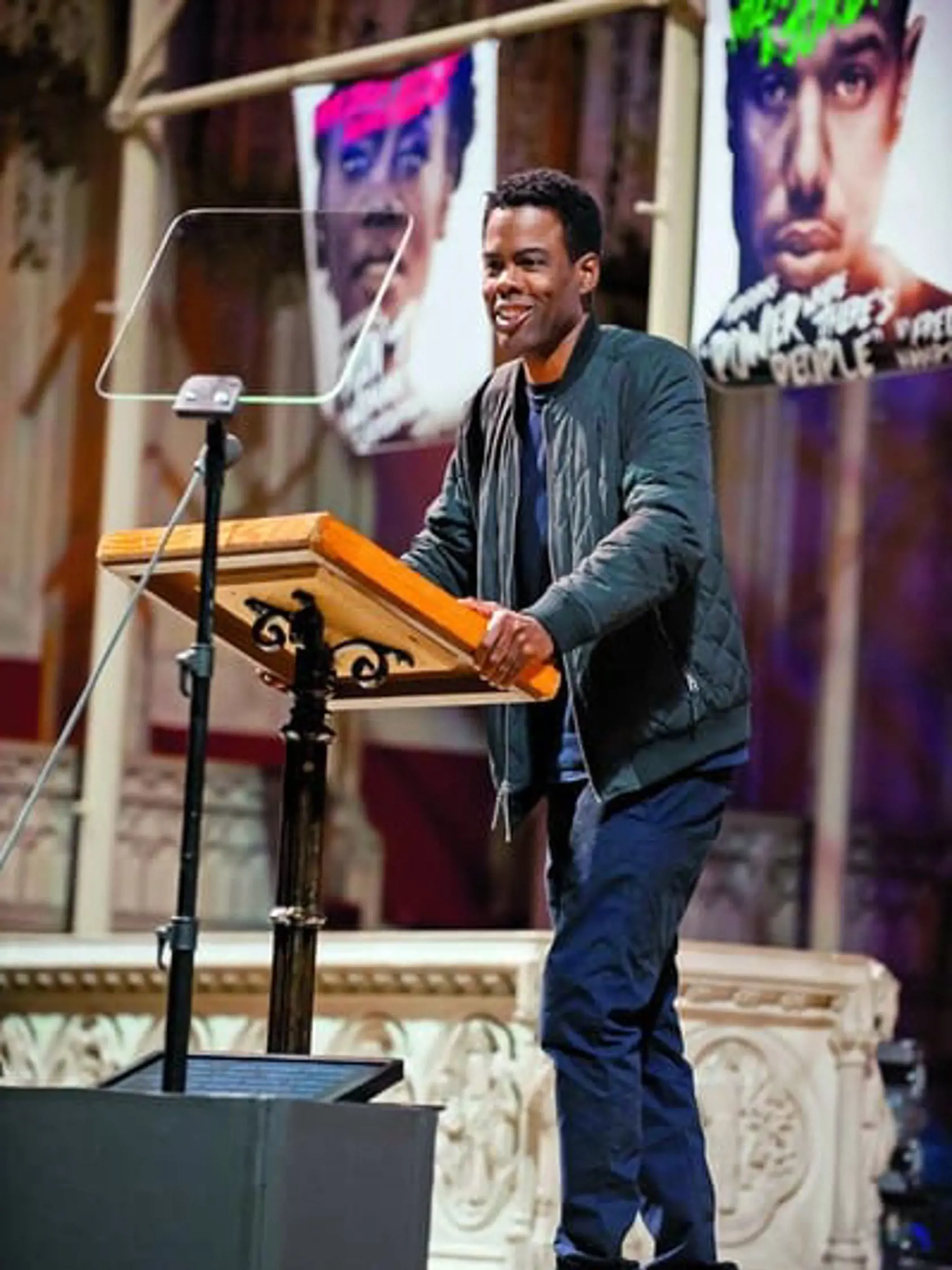 Chris Rock, ktorý má tohtoročný galavečer moderovať, sa chystá dotknúť sa aj citlivej témy rás. Samozrejme, po svojom – s vtipom.