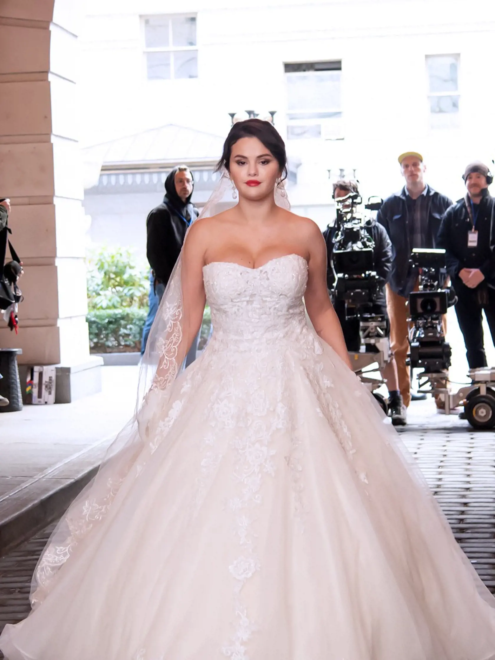 Speváčka a herečka Selena Gomez (30) šokovala fanúšikov, keď sa v uliciach New Yorku objavila v svadobných šatách.