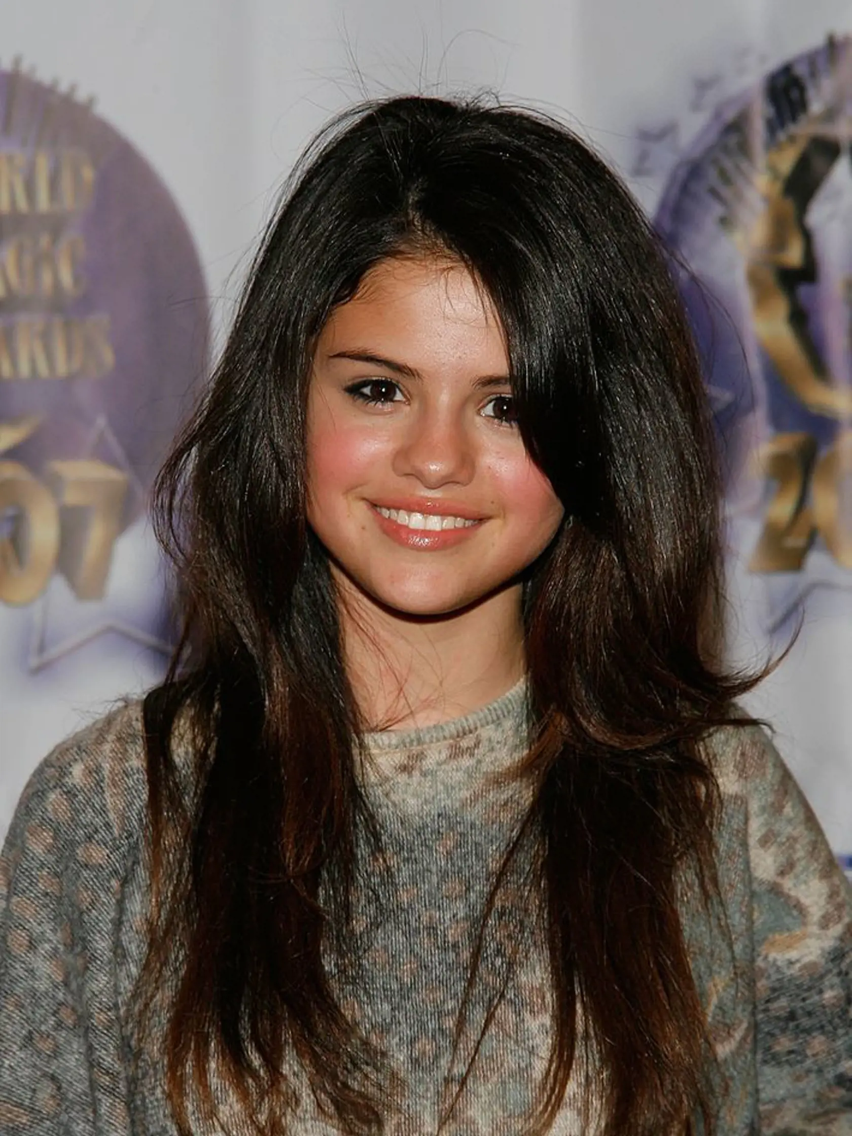 Najviac fanúšikov si Selena Gomez získala počas pôsobenia v detskom seriály Kúzelníci z Waverly.