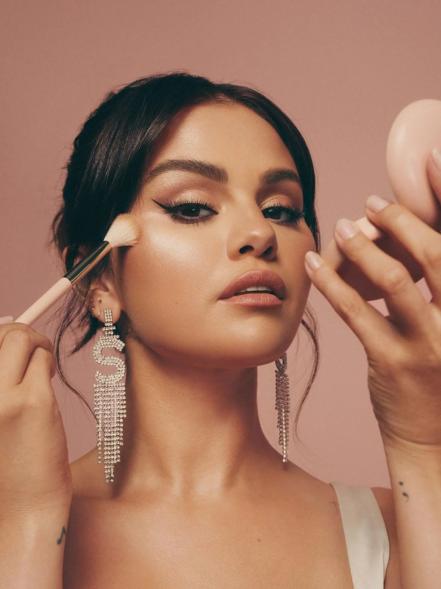 Selena Gomez je úspešná speváčka a herečka, ktorá sa na televíznych obrazovkách objavuje už od roku 2002.