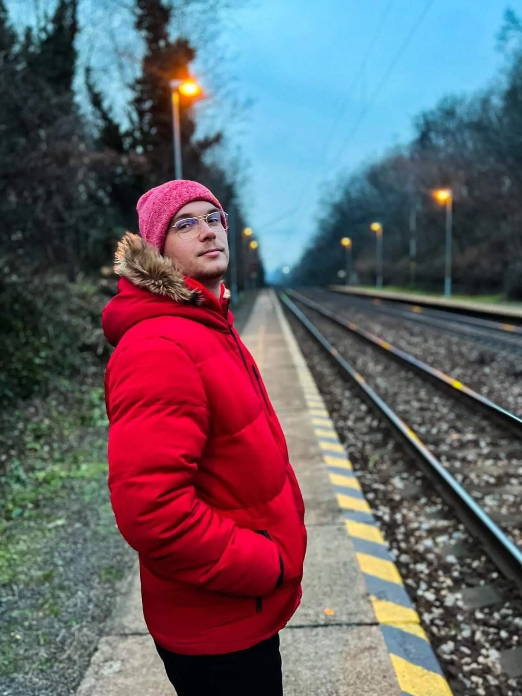 Jakub (27) Slovenský Grob – Som asi proti zákazu, nie každý má možnosť nakúpiť si všetky veci cez týždeň. Potraviny možno ešte áno, ale napríklad oblečenie a podobné veci, na ktoré treba viac času je lepšie nakúpiť si v kľude cez víkend.