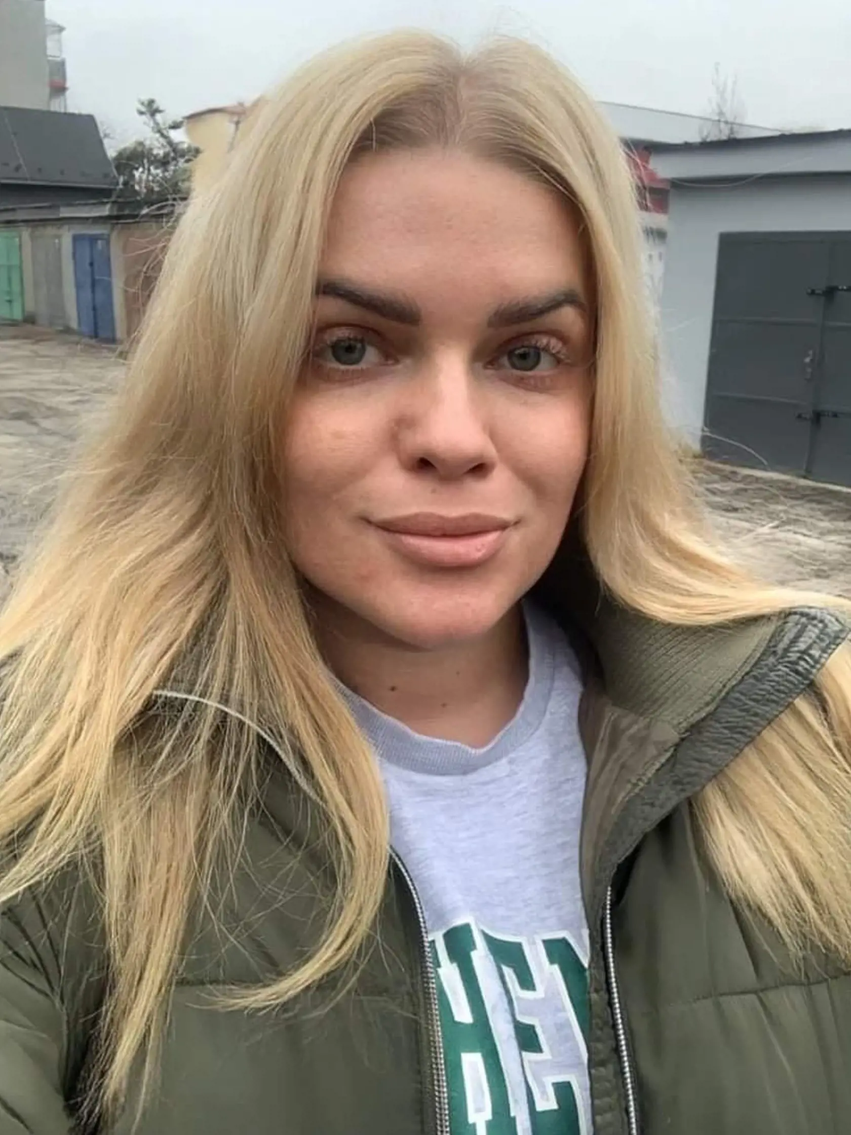 Nika (29) Sereď – Som za zatvorenie obchodov v nedeľu. Niekedy musí byť aj kľud. Vidím na tom viaceré plusy a žiadne mínusy.