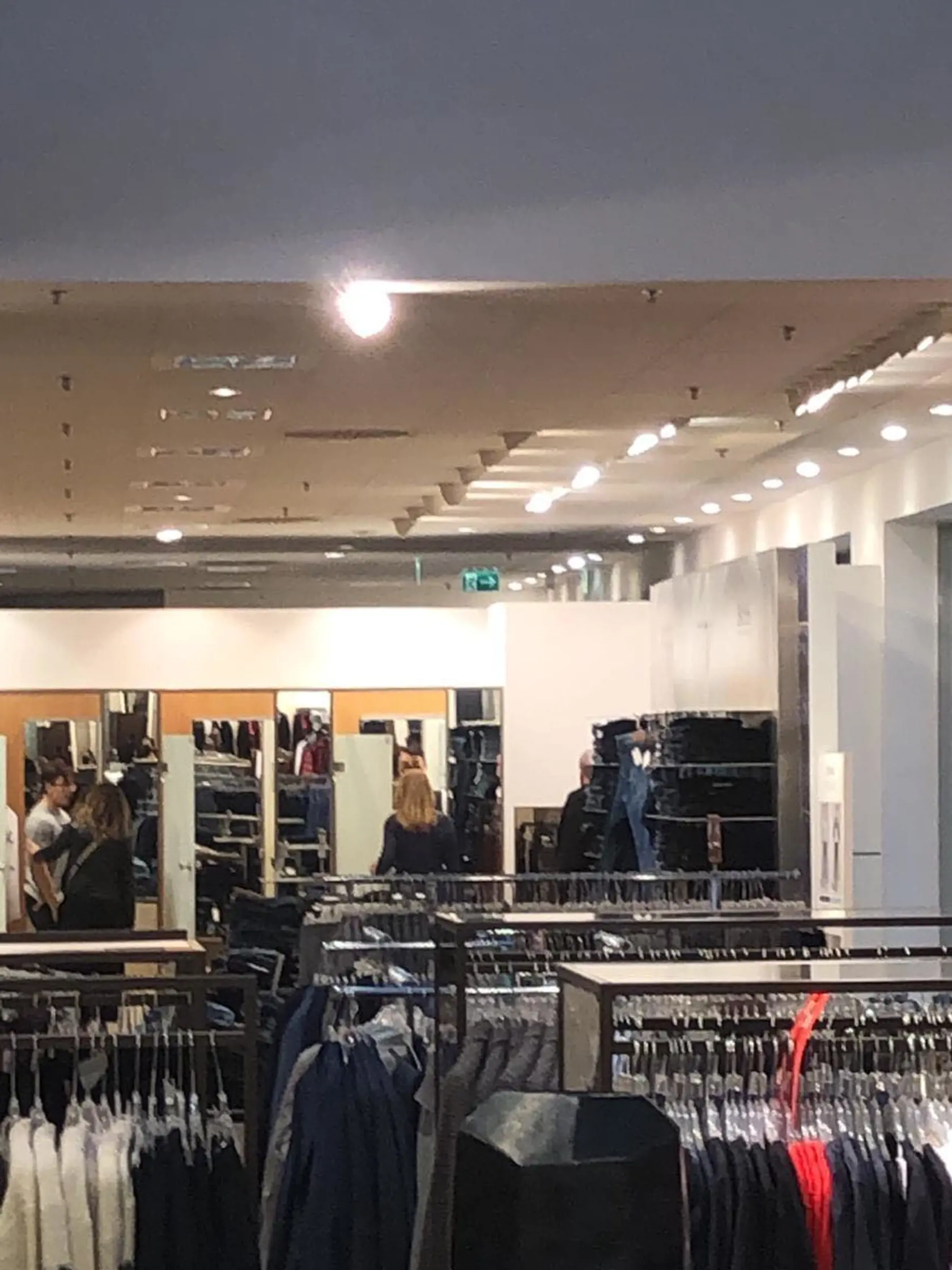 Do nákupného centra prišli obaja ako bežný párik.