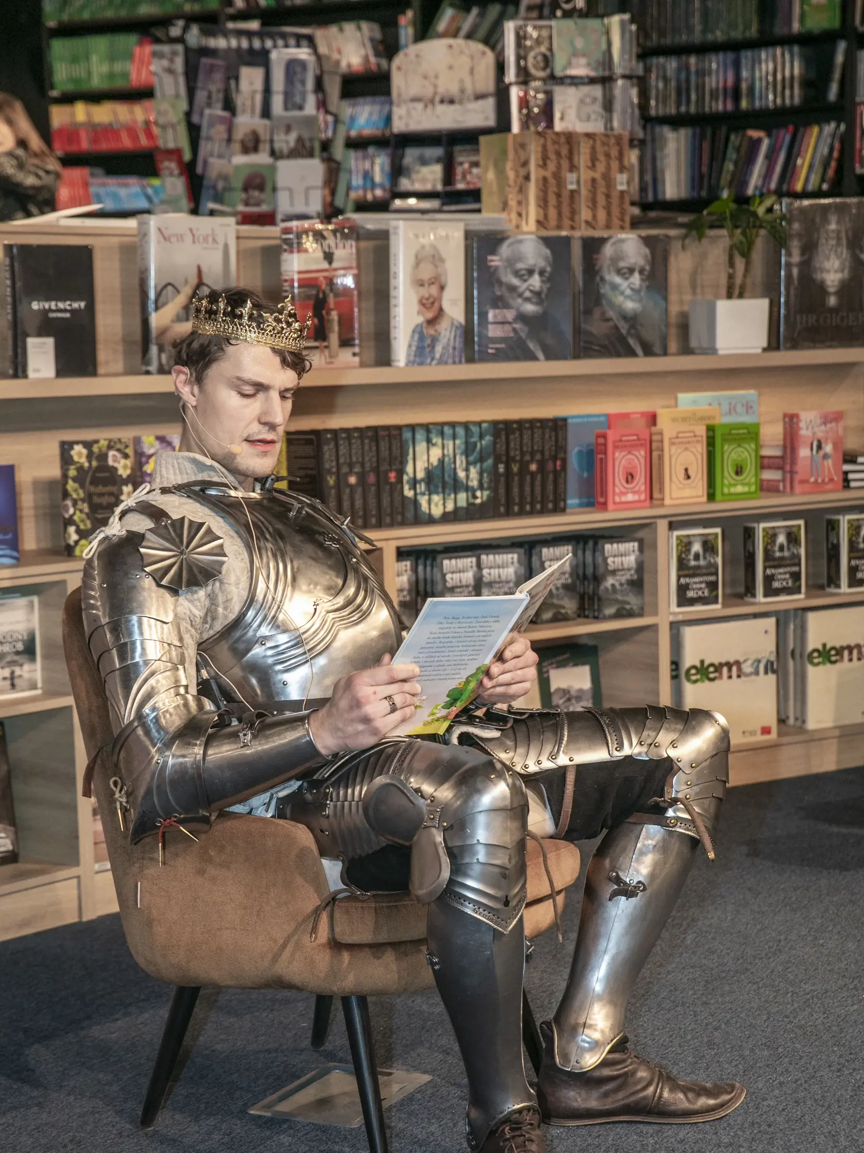 Kampaň pre Červený nos. Čítanie rozprávky o princovi Bajajovi v kníhkupectve. Na fotke je herec Ján Bakala.