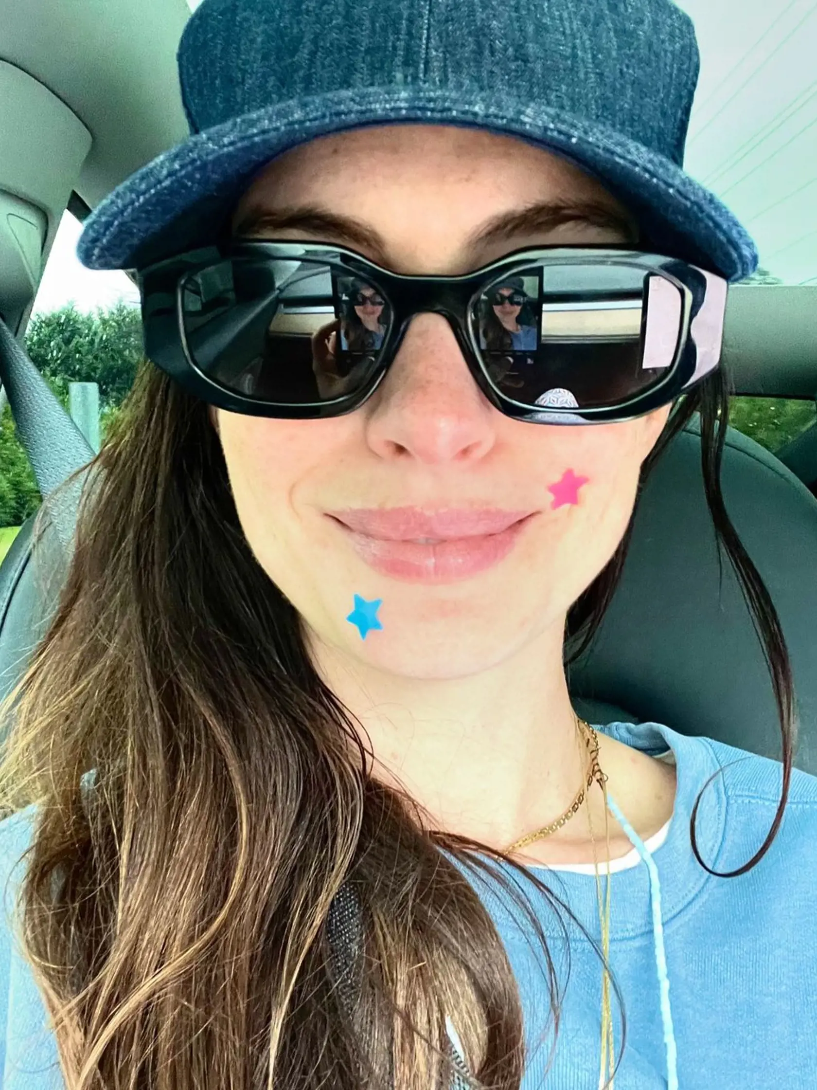 Takto dnes vyzerá princezná Mia. Herečka Anne Hathaway zverejnila selfie s hviezdičkami.