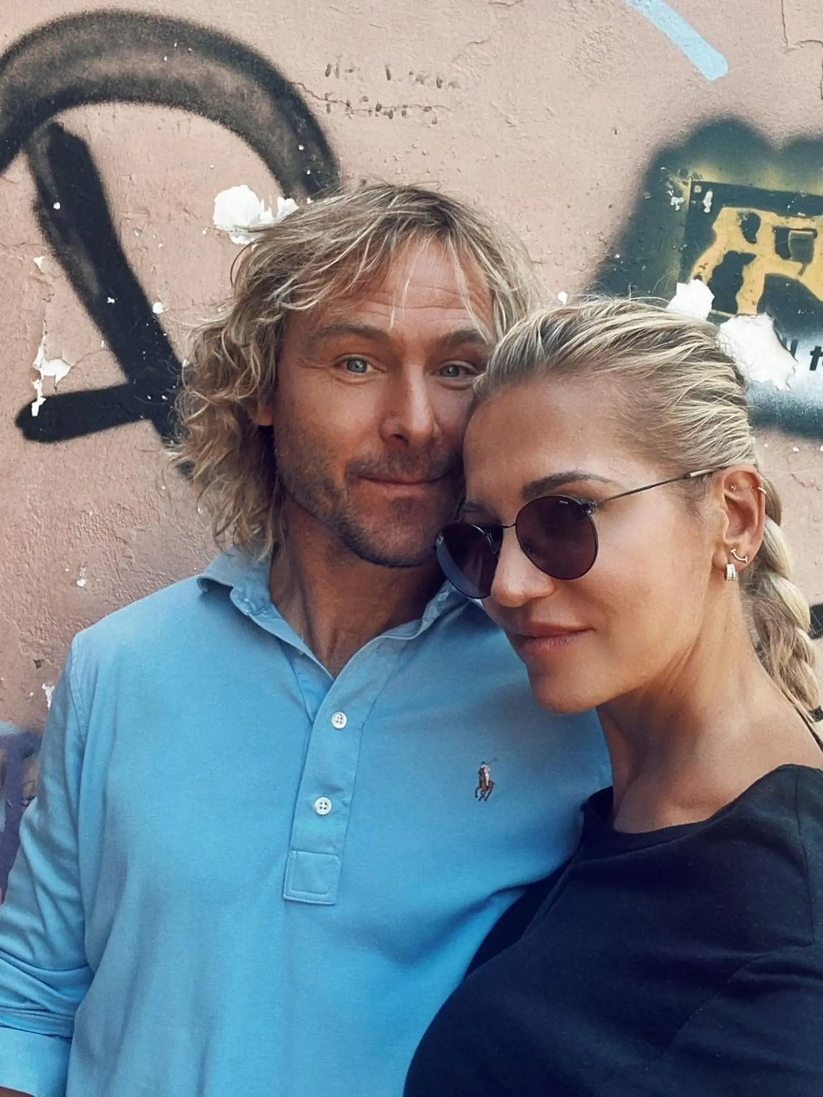 Zamilovaný párik. Bývalý futbalista Pavel Nedvěd a speváčka Dara Rolins.
