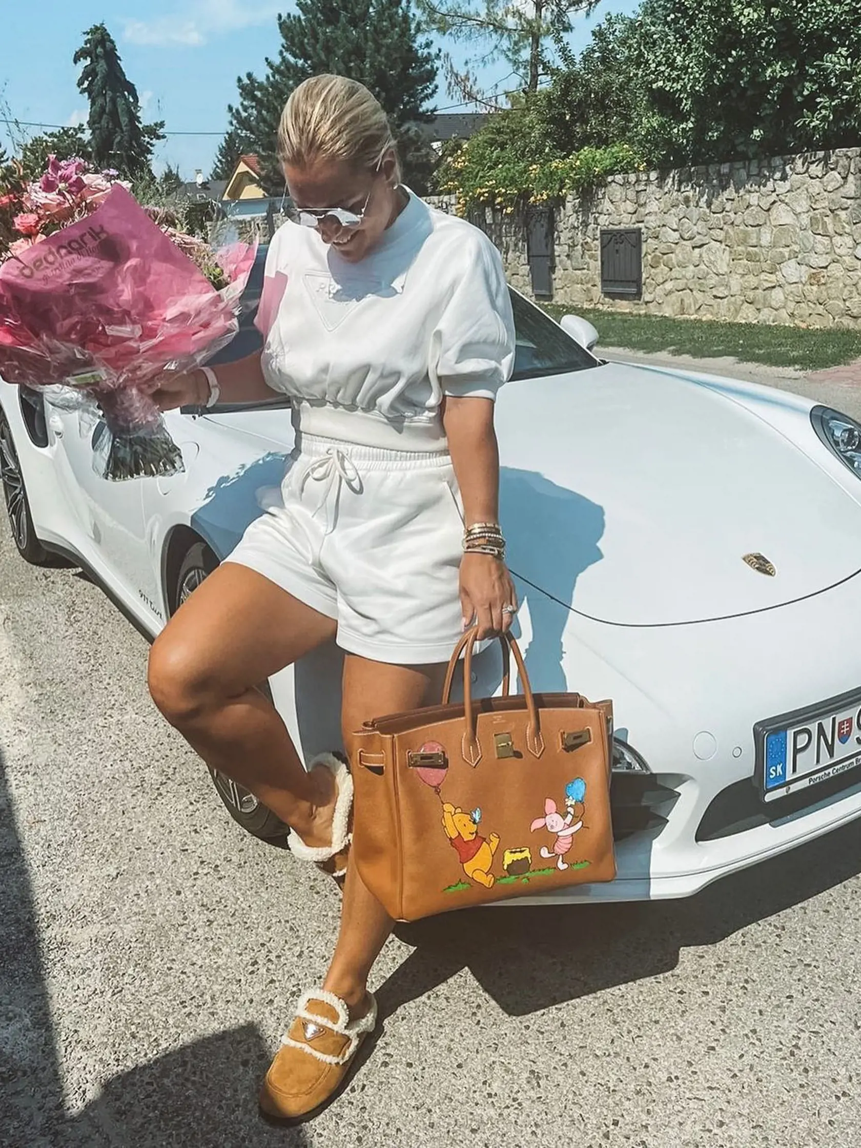 Cibulková zverejnila tento záber. Teší sa z ďalšieho auta, no tentokrát z Porsche. Ako sama napísala, zladila k tomu aj outfit.
