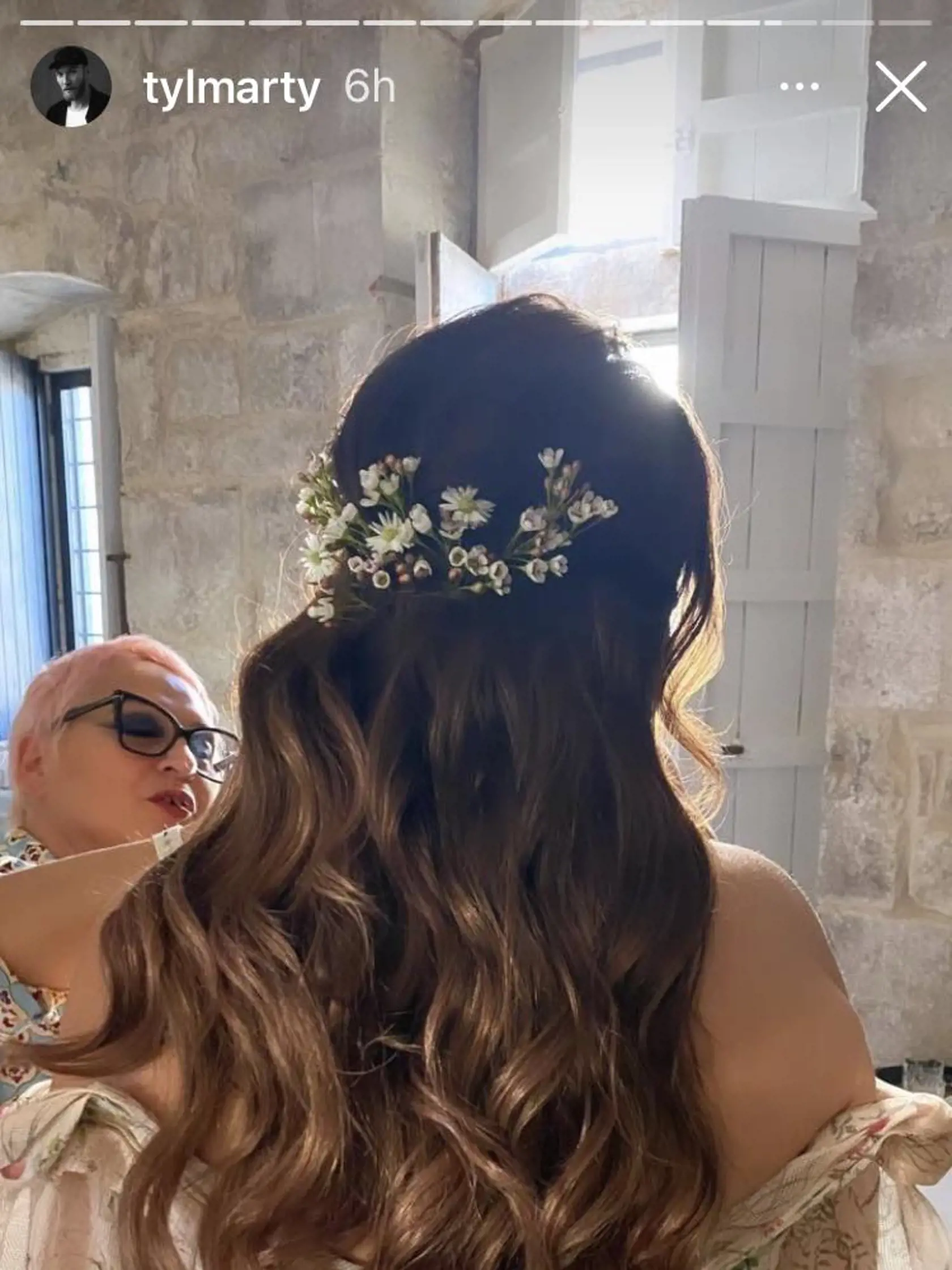 Modelka Alena Šeredová sa vydala. Po obrade sa prezliekla do kvetinových romantických šiat.