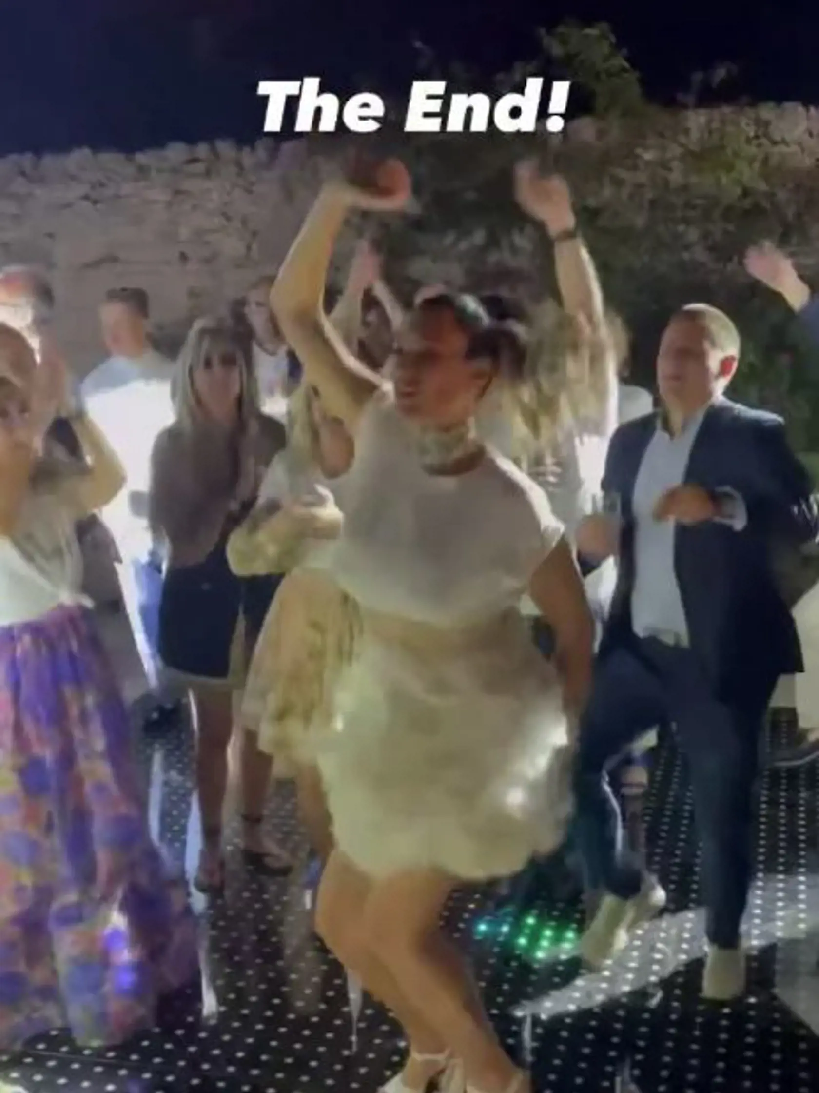 Modelka Alena Šeredová sa vydala. Na párty mala šaty po kolená a sandále na vysokom opätku.