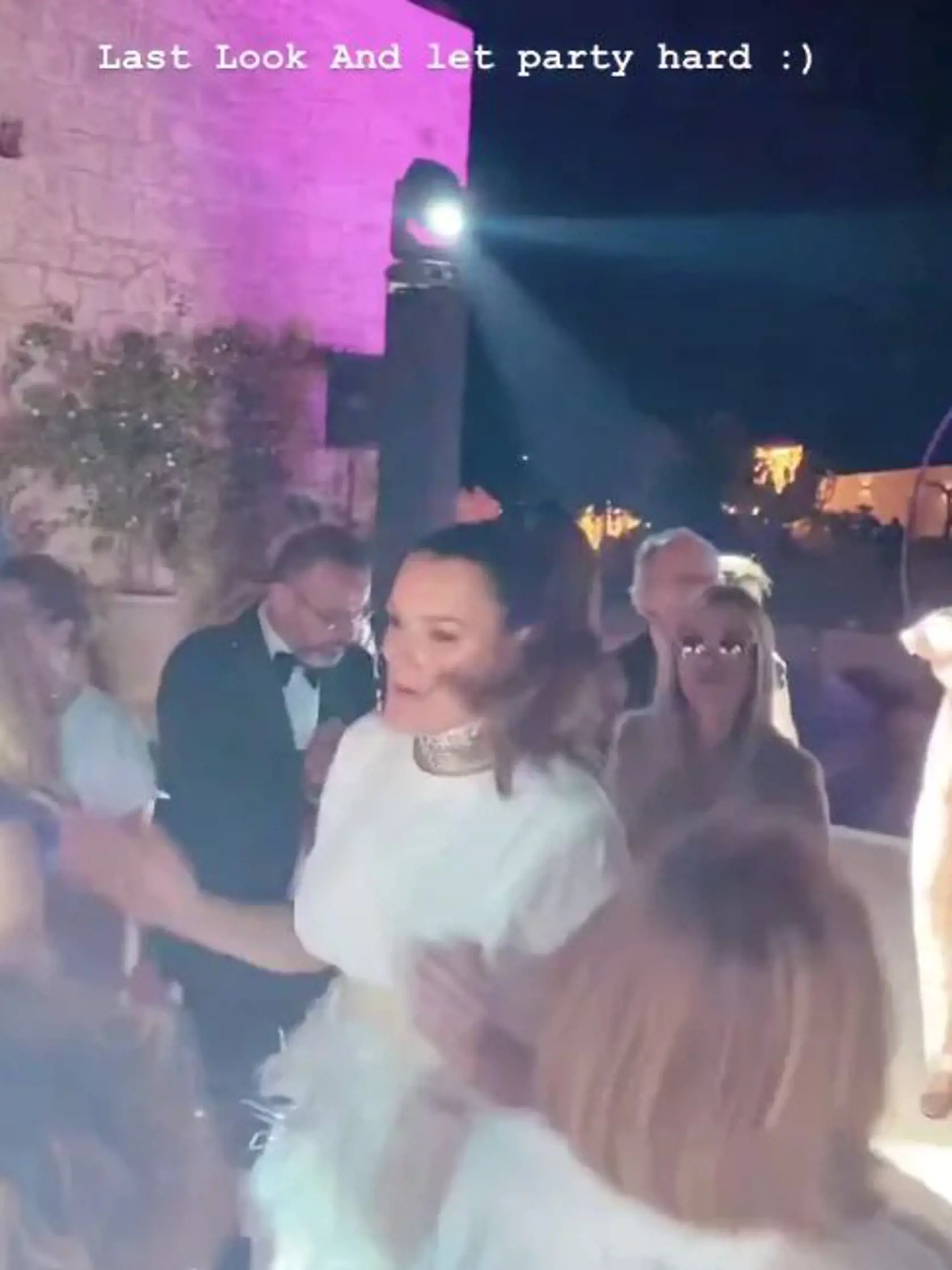 Modelka Alena Šeredová sa vydala. Na párty zvolila štvrtý outfit v poradí.