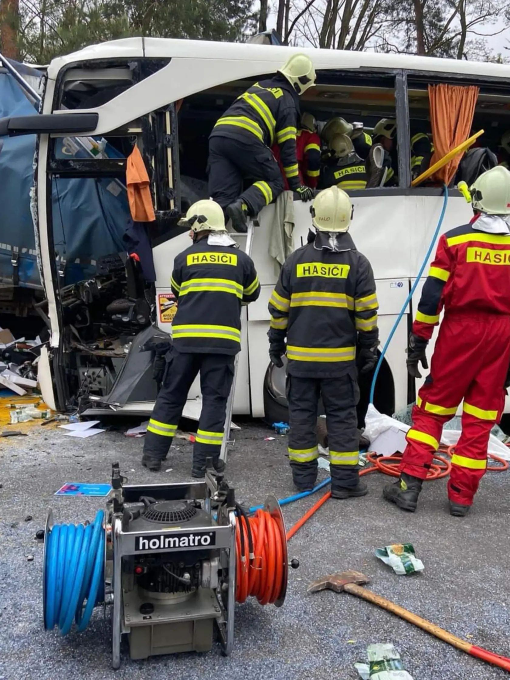 Nehoda kamióna a autobusu, ktorá sa v pondelok predpoludním stala na diaľnici D2 v smere na Kúty, si vyžiadala jednu obeť.