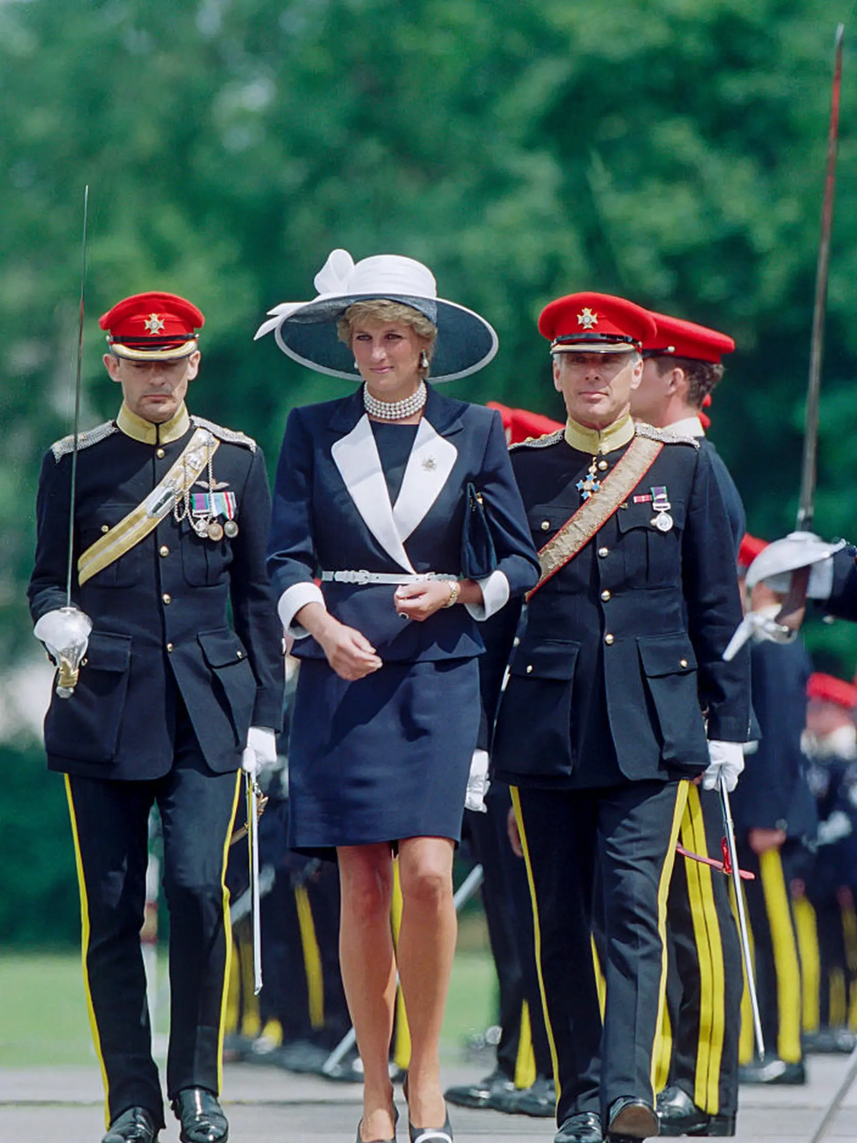 Princezná Diana v námorníckej modrej.
