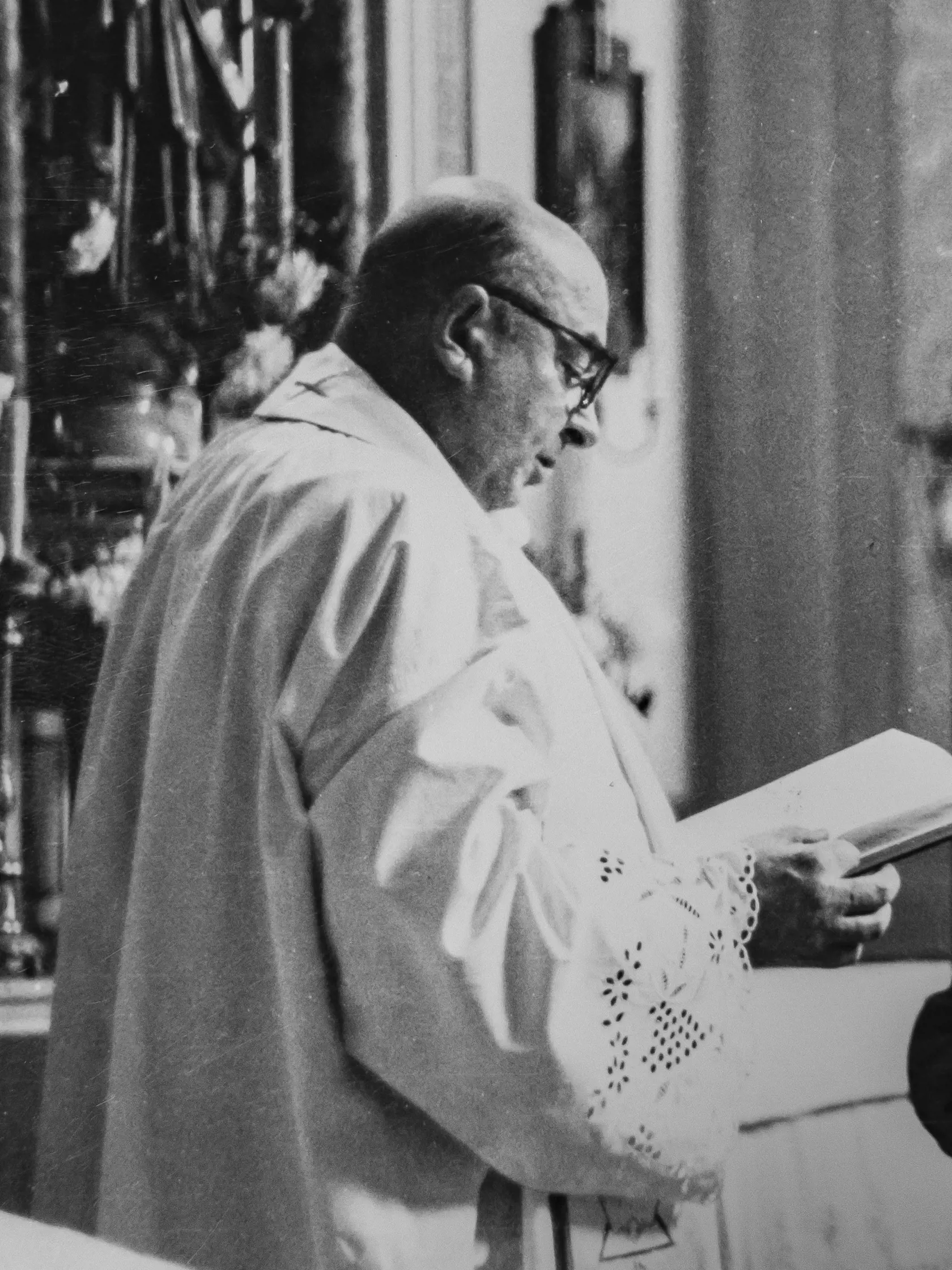 Na meiste činu v obci Boleráz, kde sa v roku 1970 stala hromadná vražda.