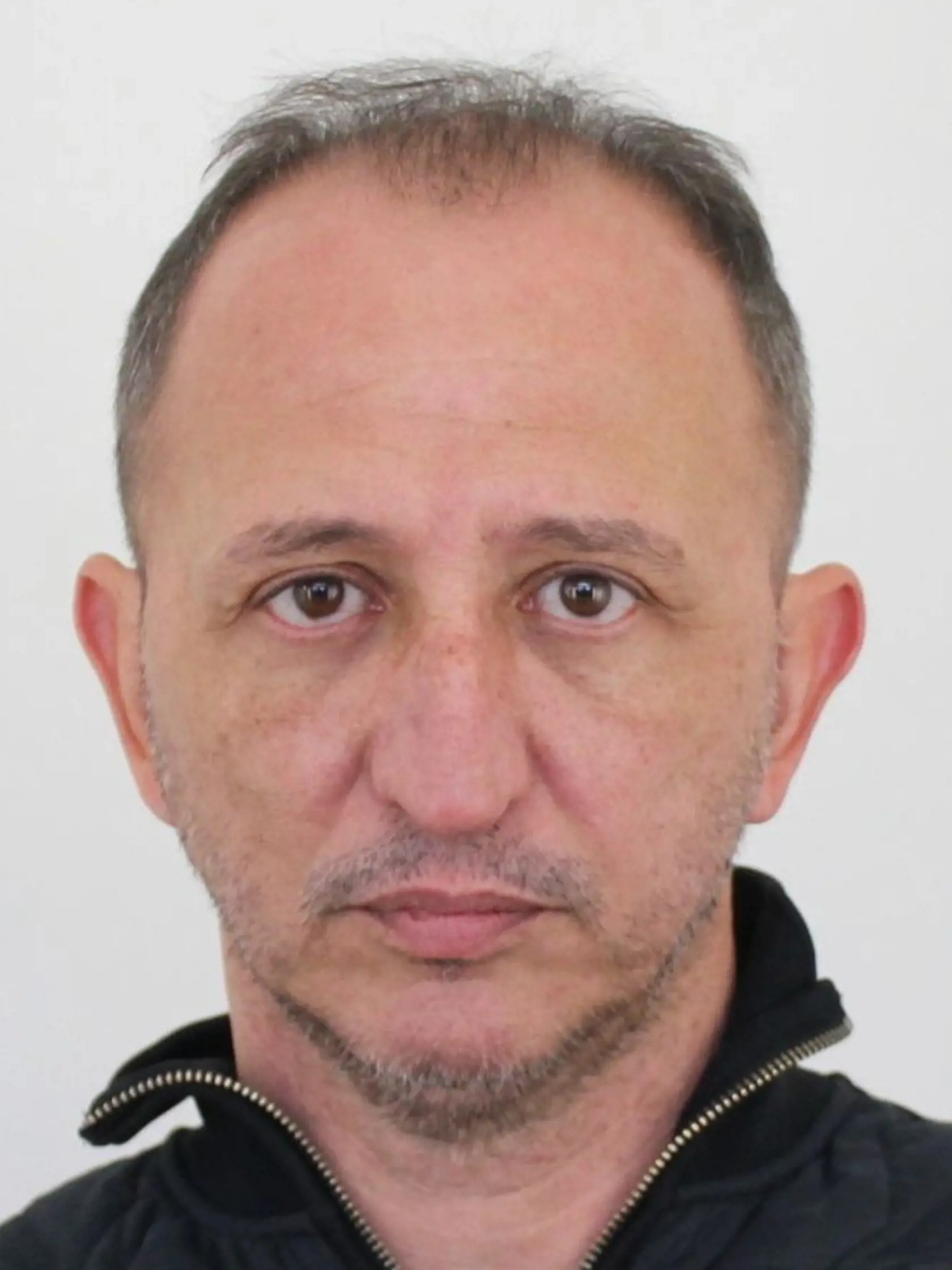 Boris Dreveňák je bývalý policajt. Bol právoplatne odsúdený na 17 rokov väzenia za trestný čin založenia, zosnovania a podporovania zločineckej skupiny "Sátorovci".