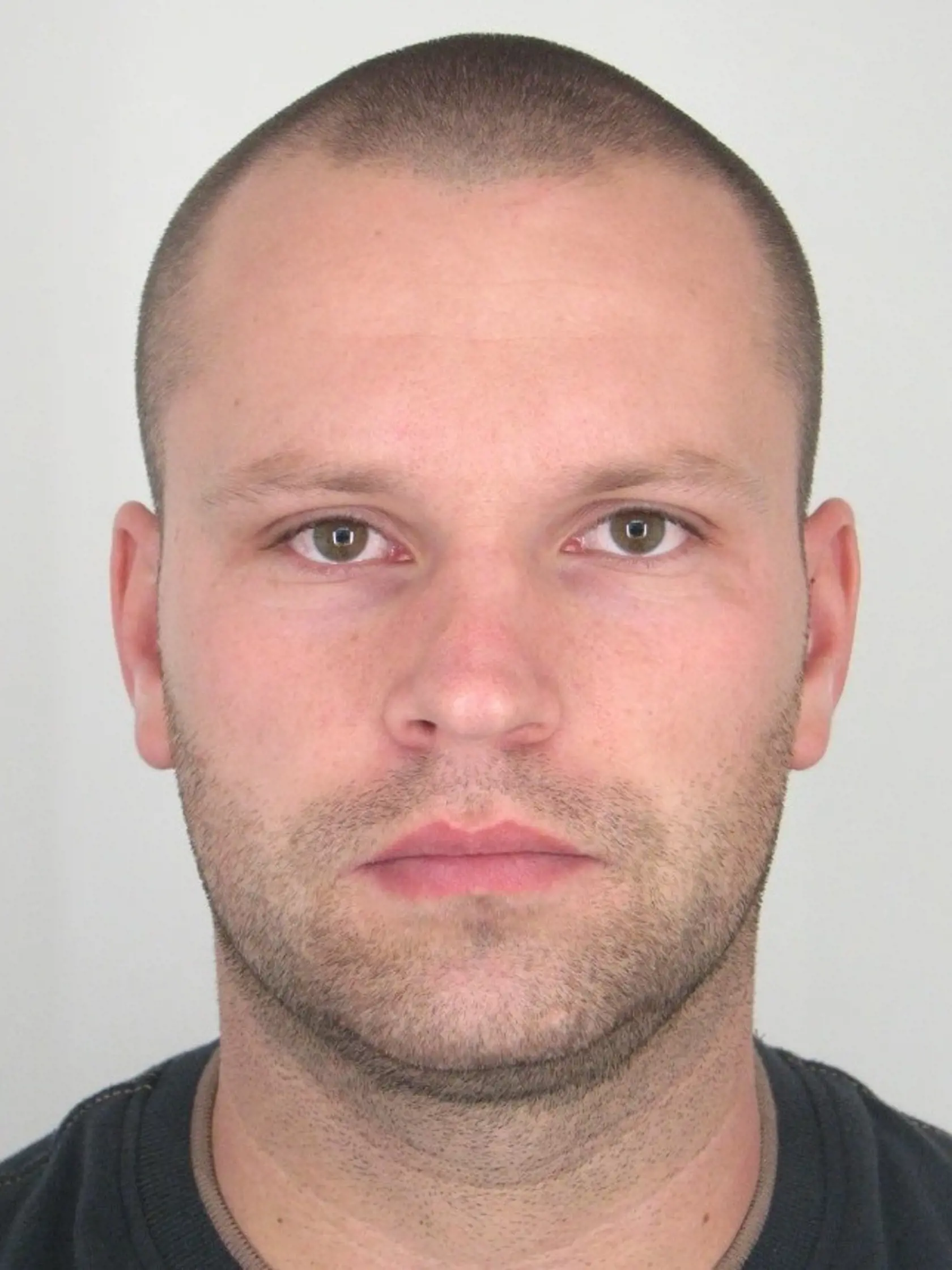 Marek Danihel sa mal dopustiť viacerých krádeží bankomatov na území SR. V minulosti mal slúžiť zavraždenému bossovi zo Serede Marošovi Kováčovi a má podiel na vražde podnikateľa zo Šale.