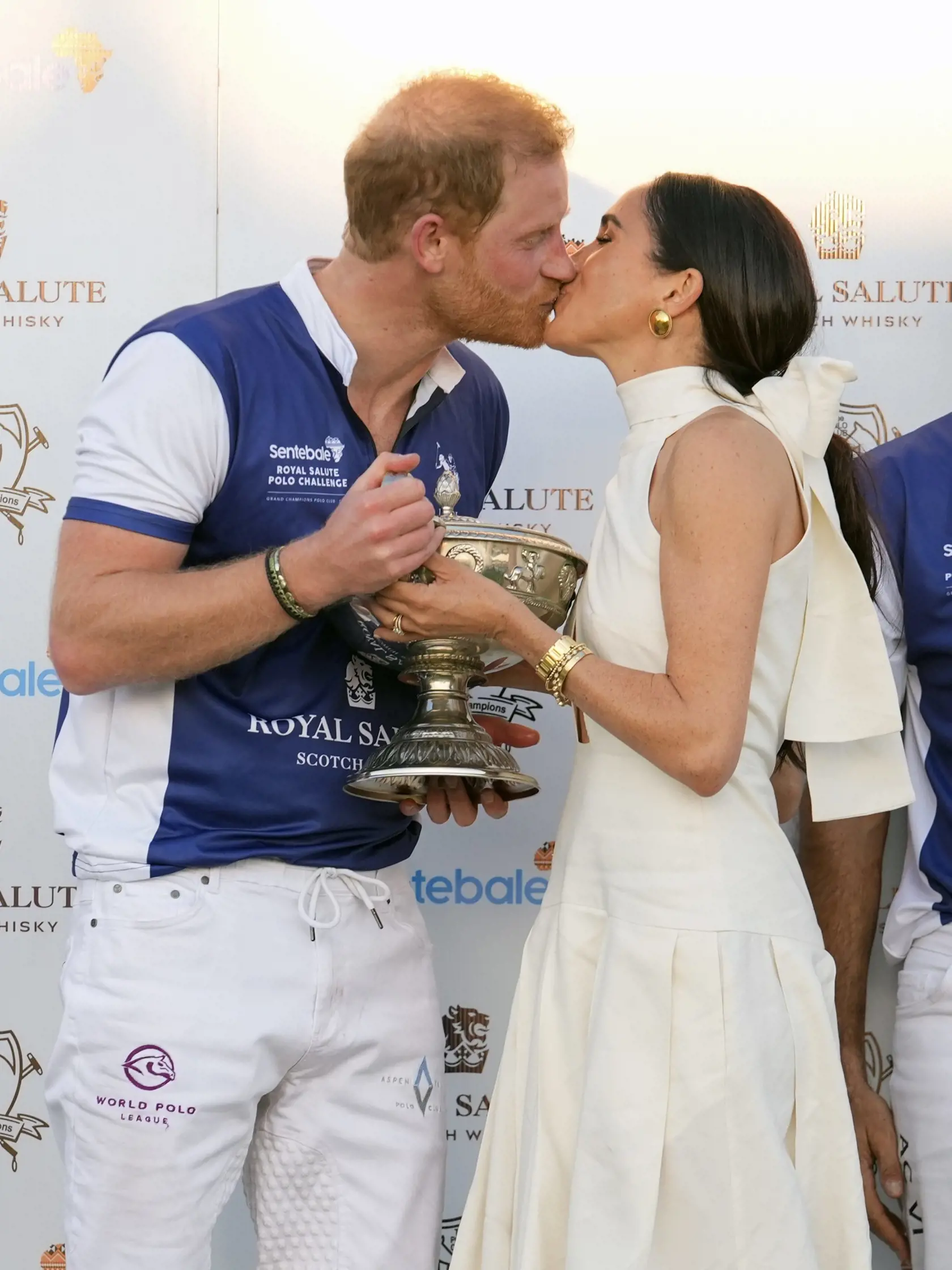 Meghan vlepila svojmu víťazovi sladký bozk.