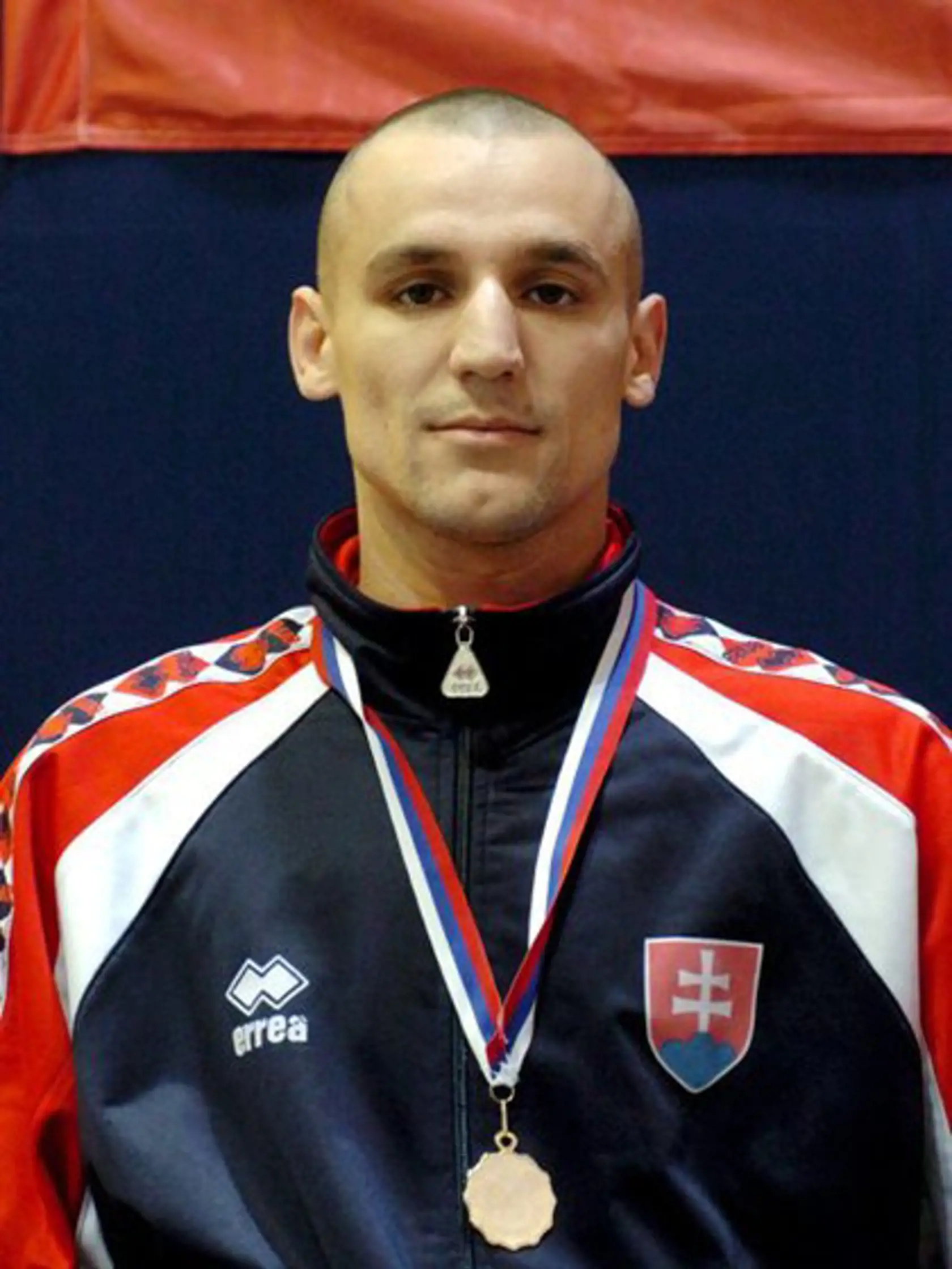 Dubničan Rudolf Dydi sa preslávil vďaka boxu. Neskôr sa však spustil. Hľadaný je pre lúpež, držbu zbraní, obchodovanie so zbraňami a ďalšie.