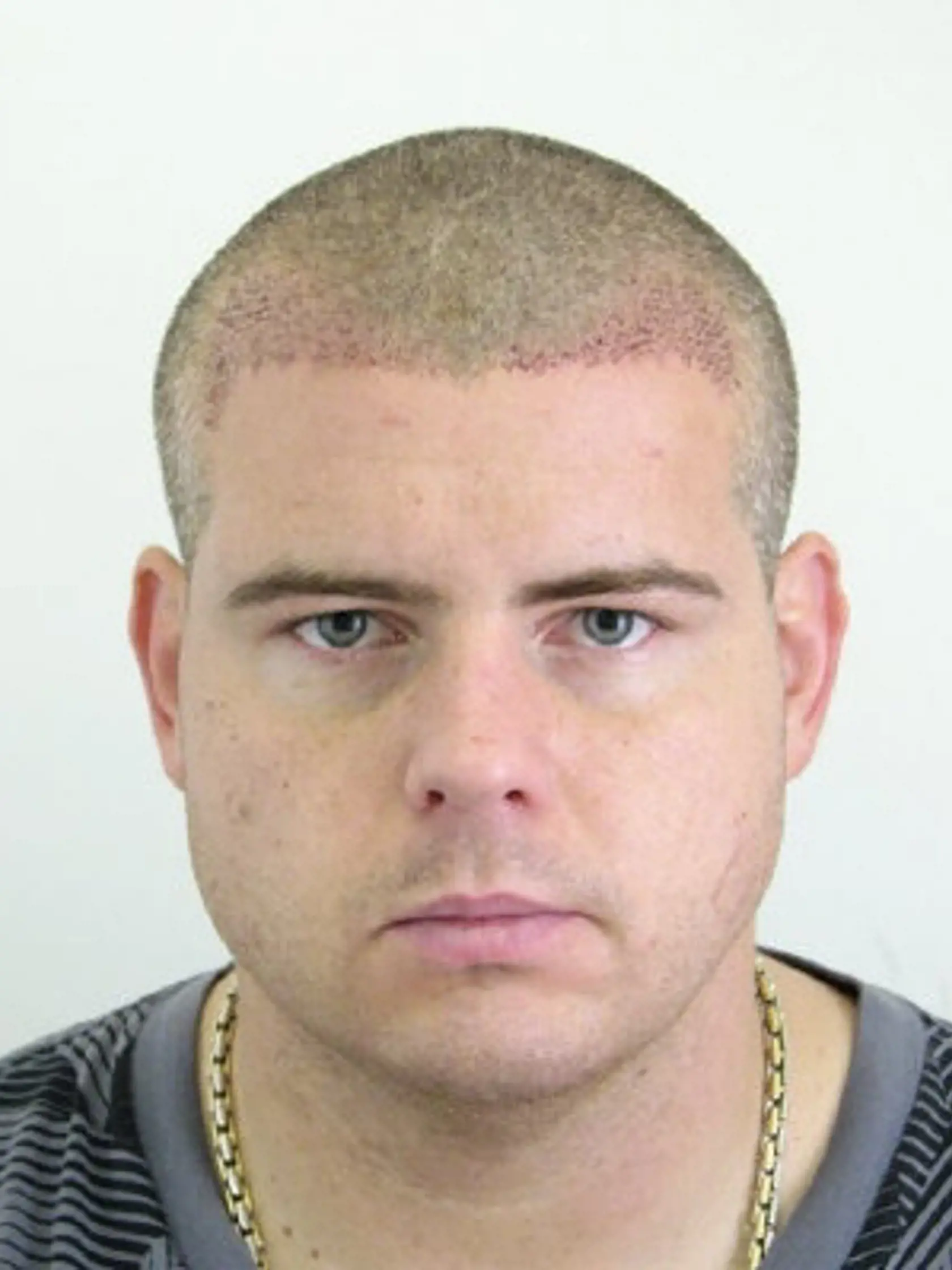 Marián Štajgár je hľadaný pre vraždu podnikateľa Petra Vatera (+ 39) v bratislavskej Vrakuni.