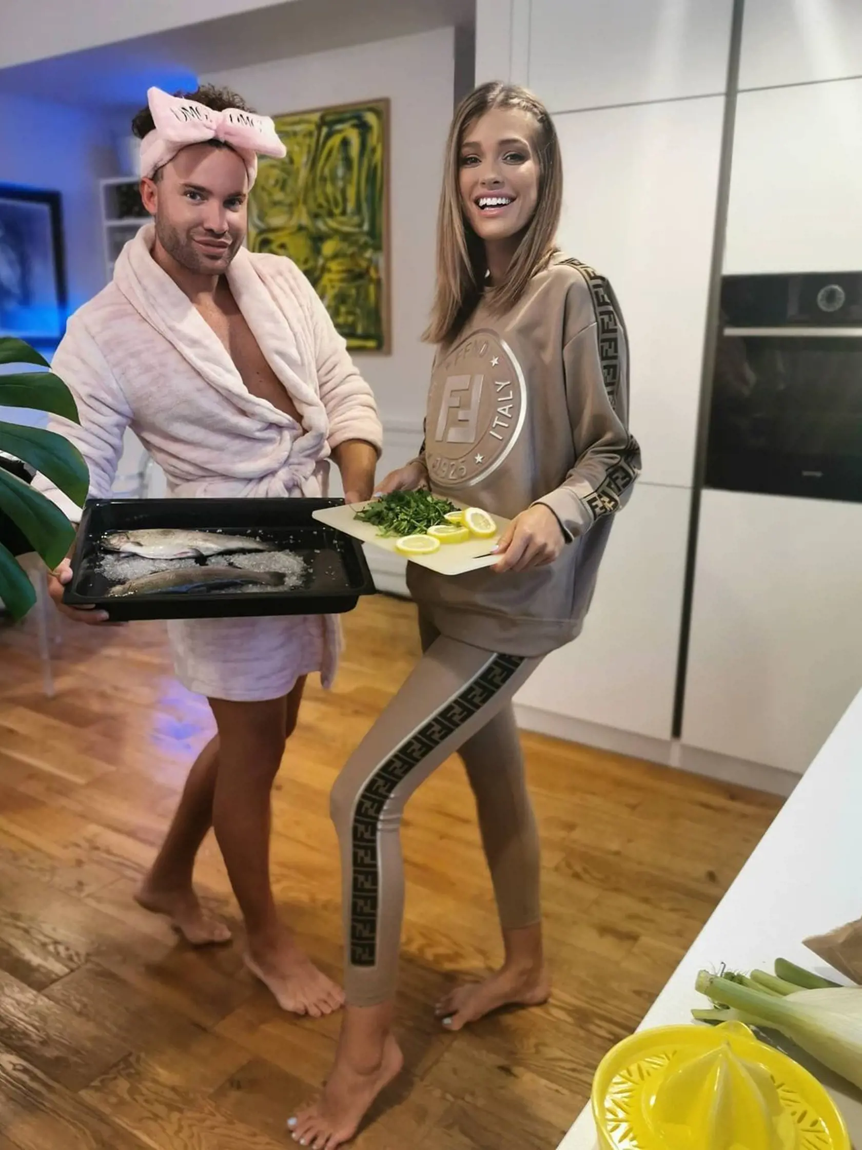 Jasmina často zverejňuje zábery v kuchyni s kamarátom a jej dvorným vizážistom Milanom. Zrejme ide o jeho kuchyňu.