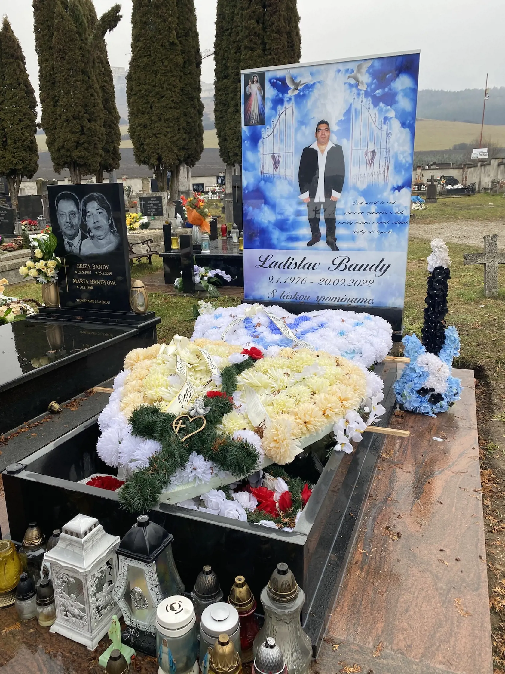 Hrob zosnulého obľúbeného rómskeho speváka zo Spiša Ladislava Bandyho (†46) alias Kokyho sa od iných honosných rómskych hrobov líši. Jeho je farebný!