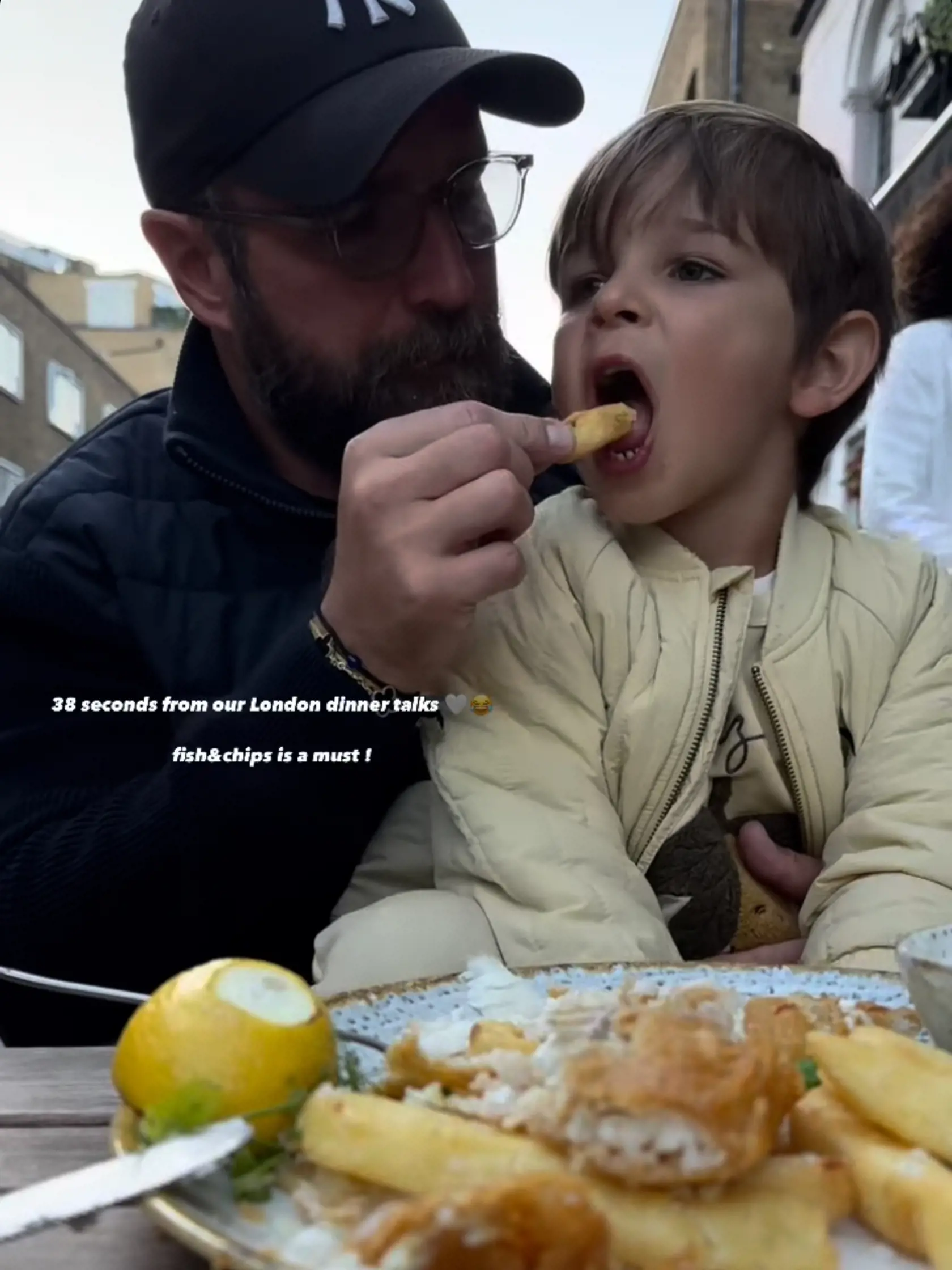 Jakubko si aj s otcom Michalom doprial fish and chips.