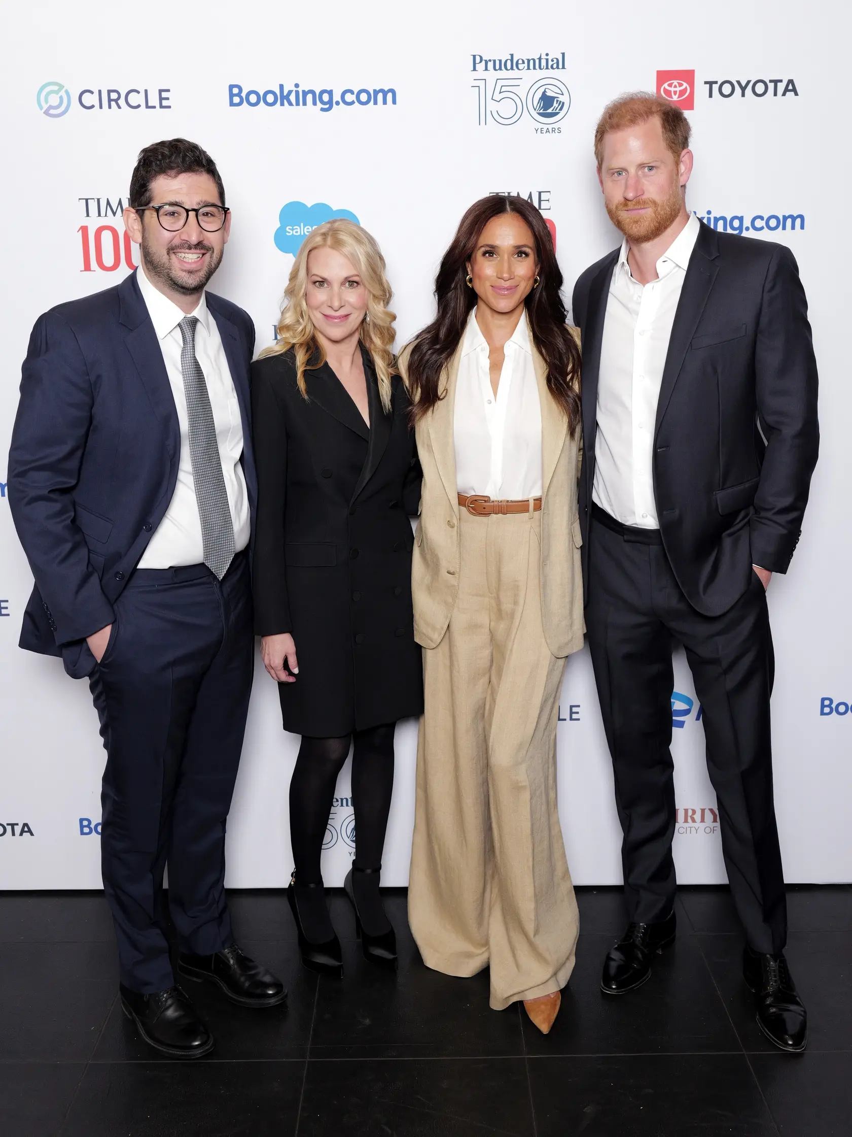 Meghan Markle a Kate Middleton sa pred kráľovskou svadbou Meghan a princa Harryho v roku 2018 pohádali kvôli šatám pre družičky. Meghan popiera, že by sa správala nevhodne a tvrdí, že ona je tá, ktorej ublížili.