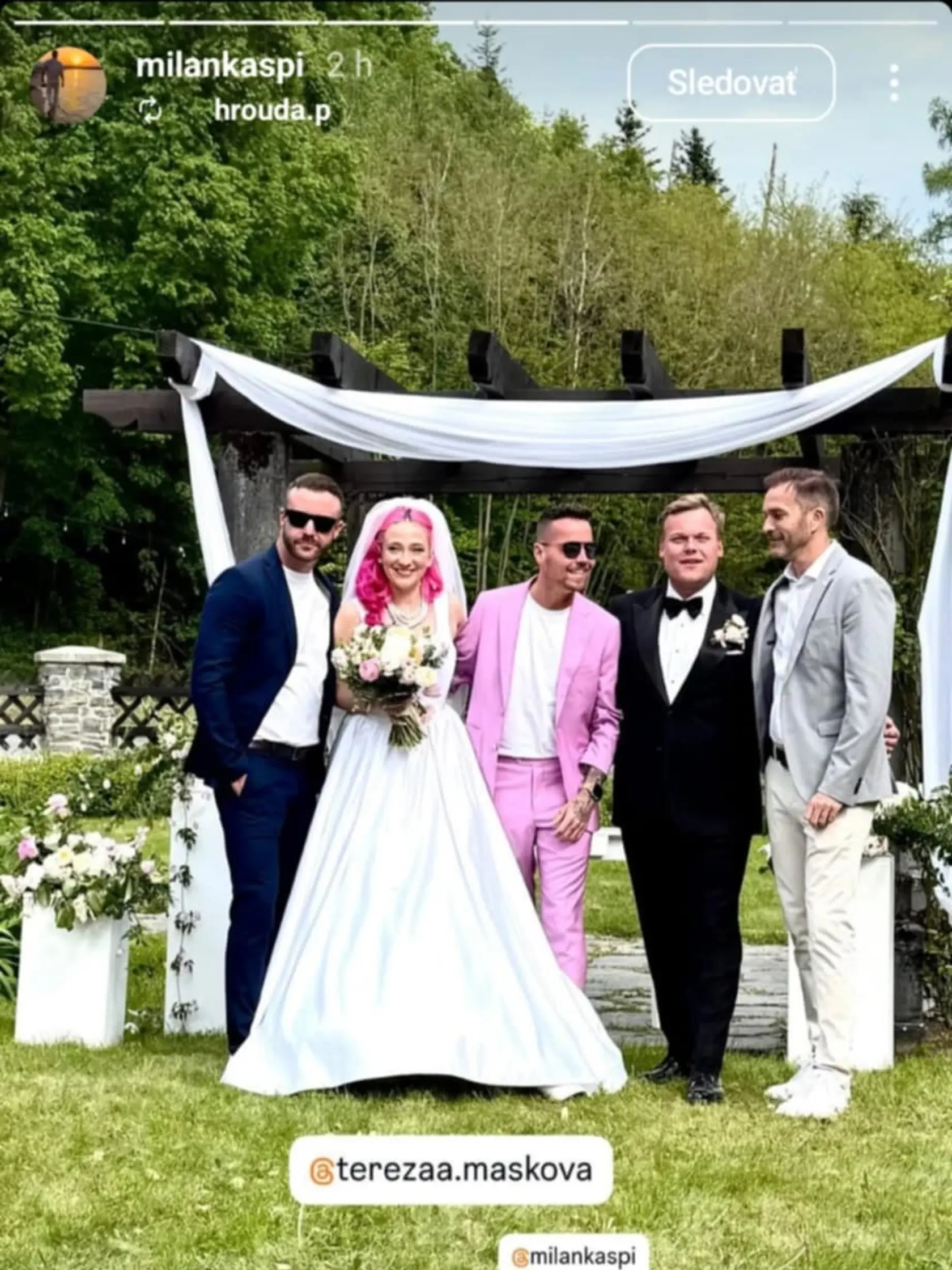 Speváčka zostala svojmu imidžu verná aj v úlohe nevesty. 