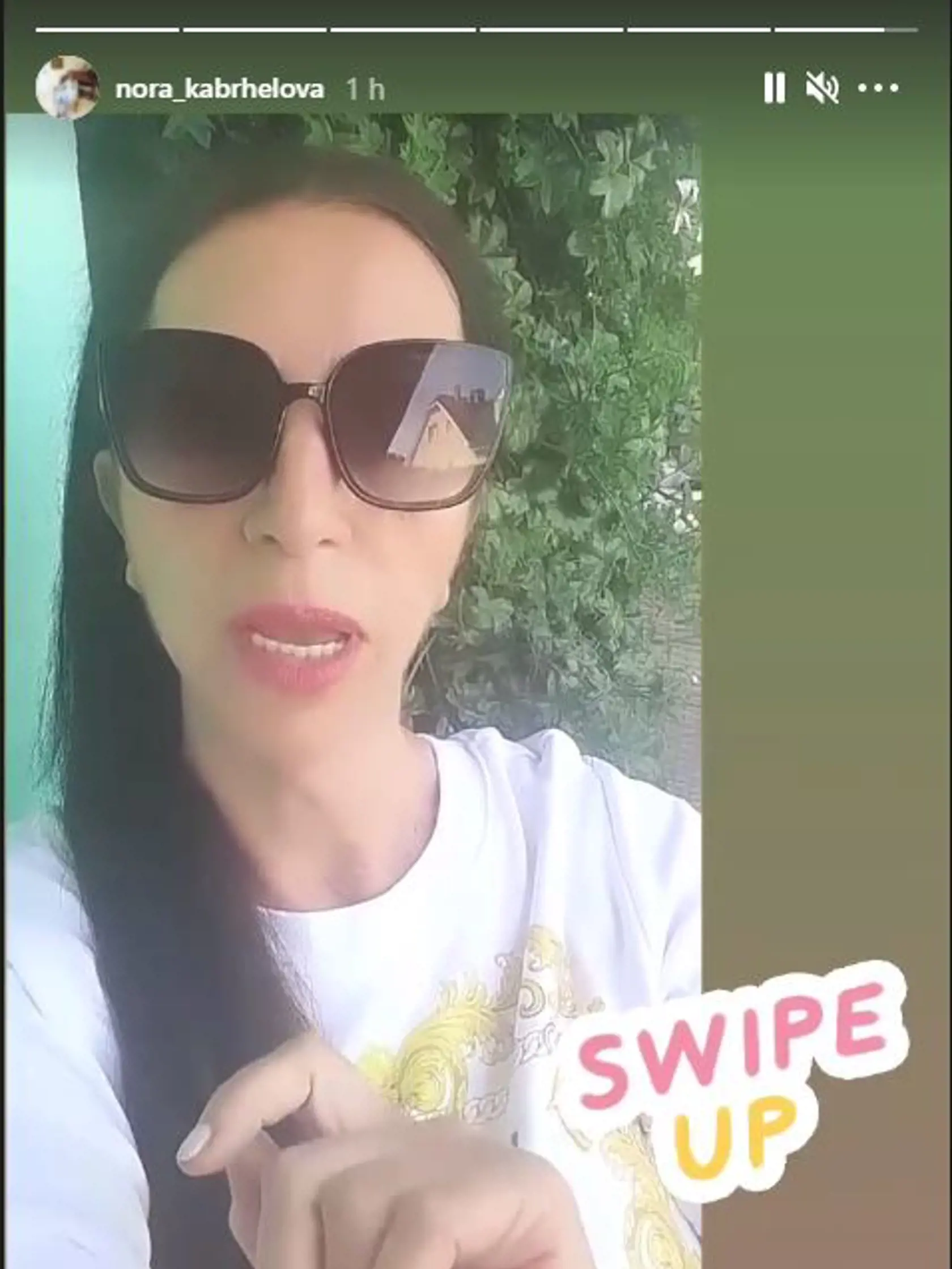 Nora robí nezvyčajnú reklamu.