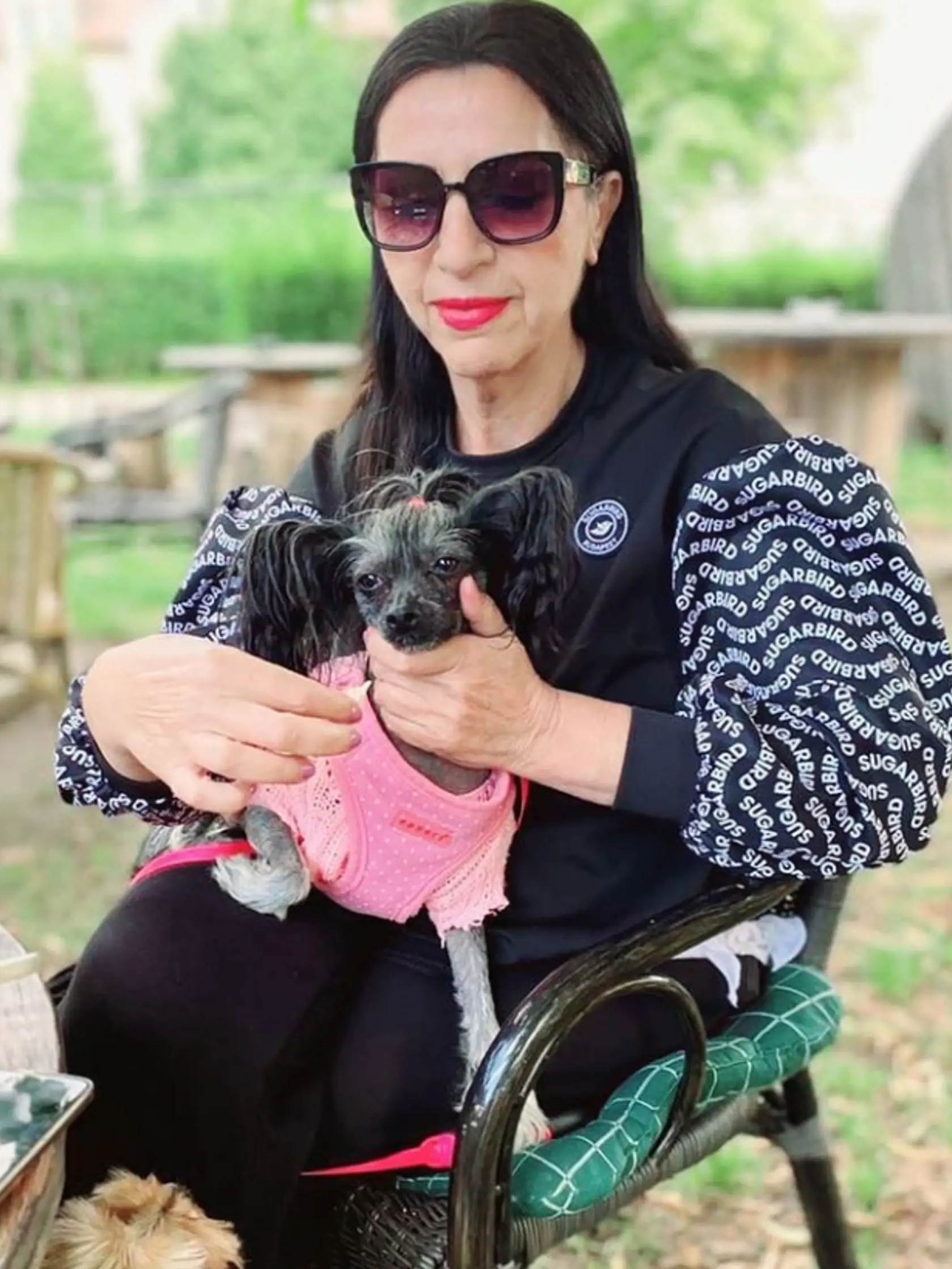 Nora Kabrheľová je najnovšie Bratislavčankou. V byte už nechce žiadneho chlapa, jej srdce patrí fenke Šárinke.
