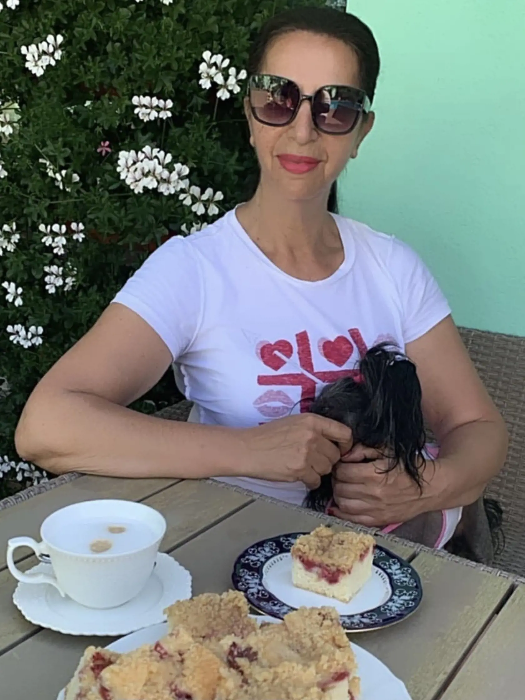 Nora s milovanou Šarikou